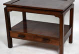 Mesa lateral de madeira nobre, platô inferior c... - Mesa lateral de madeira nobre, platô inferior com 2 gavetas.