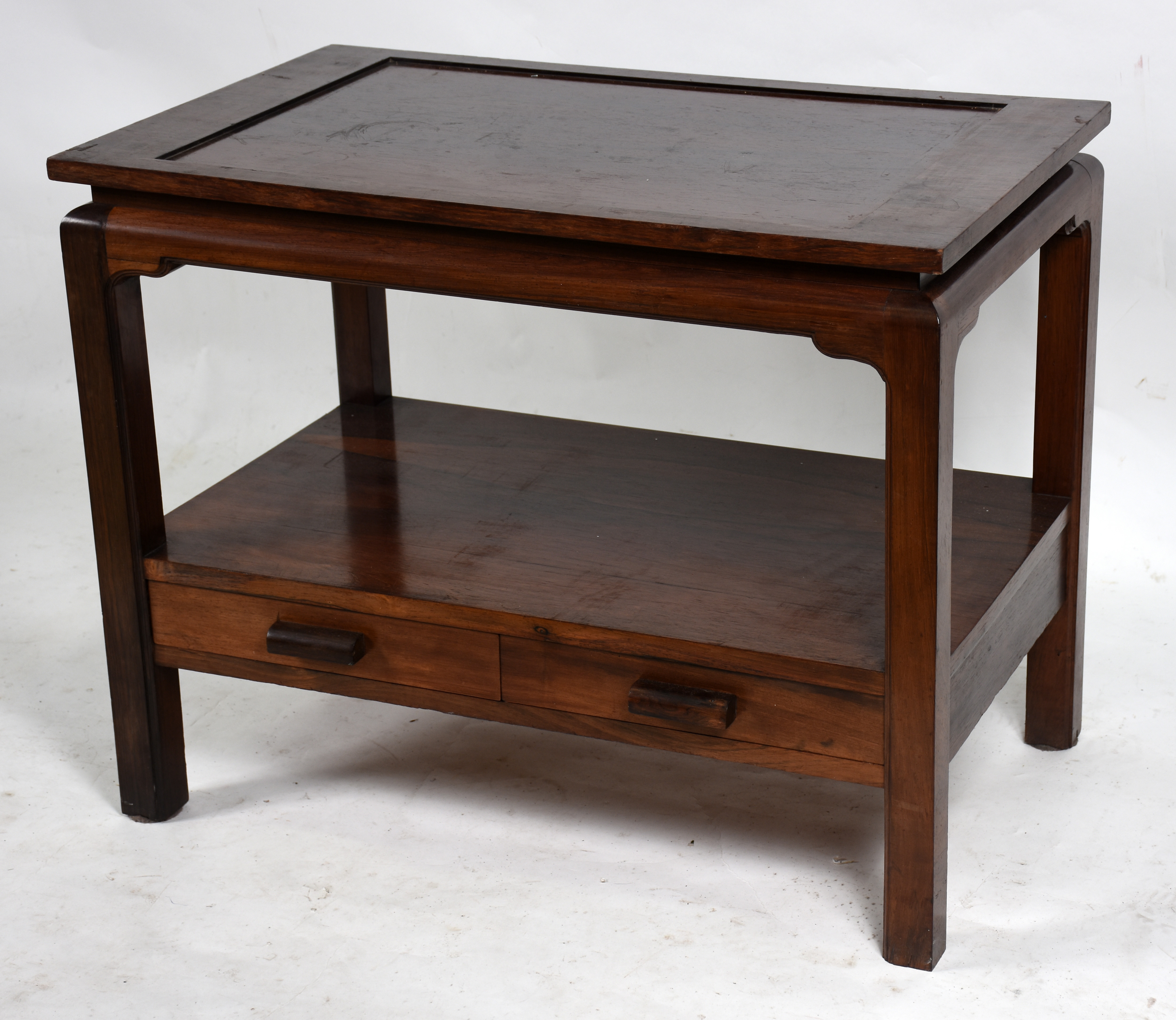 Mesa lateral de madeira nobre, platô inferior com 2 gavetas. - foto 1 de 3