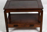 Mesa lateral de madeira nobre, platô inferior c... - Mesa lateral de madeira nobre, platô inferior com 2 gavetas.