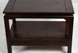 Mesa lateral de madeira nobre, platô inferior c... - Mesa lateral de madeira nobre, platô inferior com 2 gavetas.