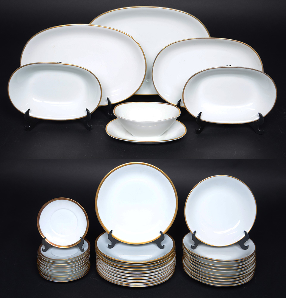 Parte de dois serviços de jantar de porcelana branca Renner com...