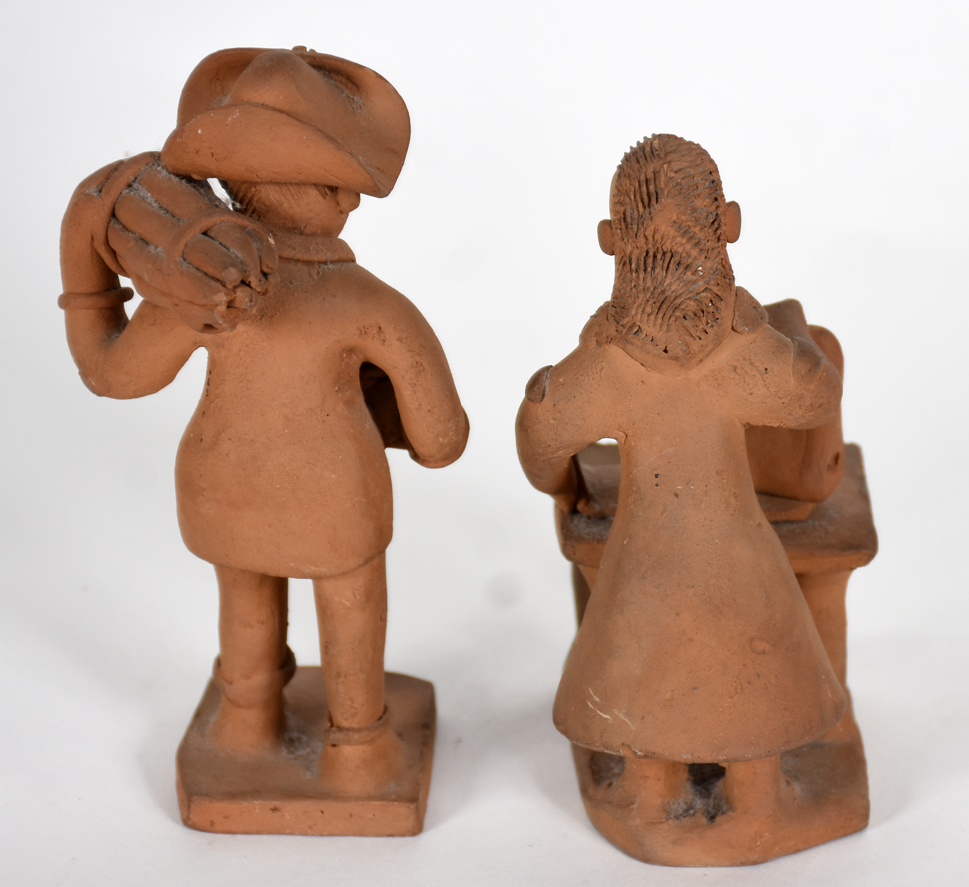 Duas esculturas de cerâmica ," representando mulher passando à ferro... - foto 4 de 6
