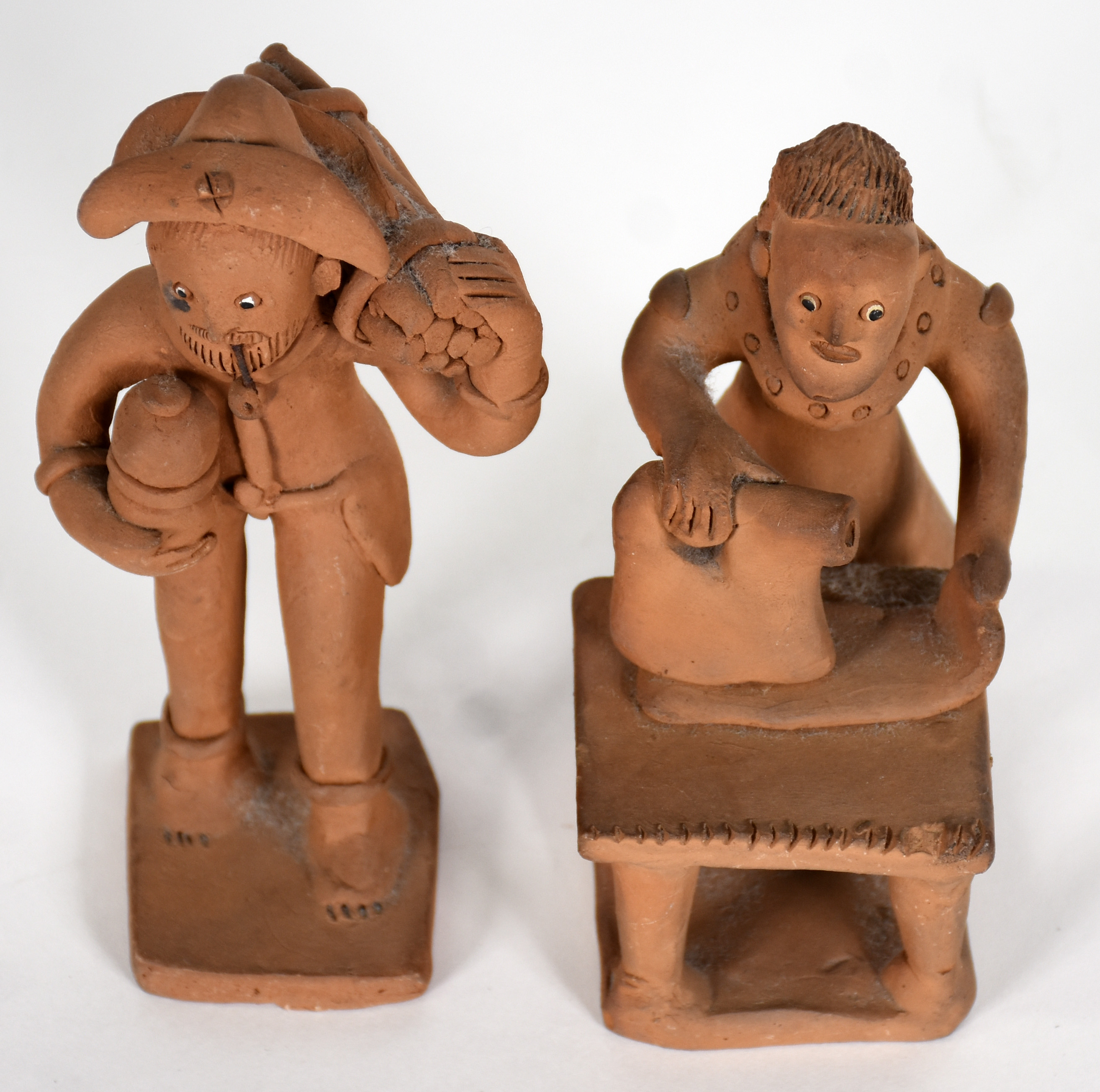 Duas esculturas de cerâmica ," representando mulher passando à ferro... - foto 5 de 6