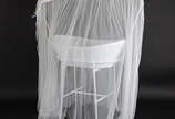 Berço com fitilhos de plástico branco. Acompanh... - Berço com fitilhos de plástico branco. Acompanha dossel.