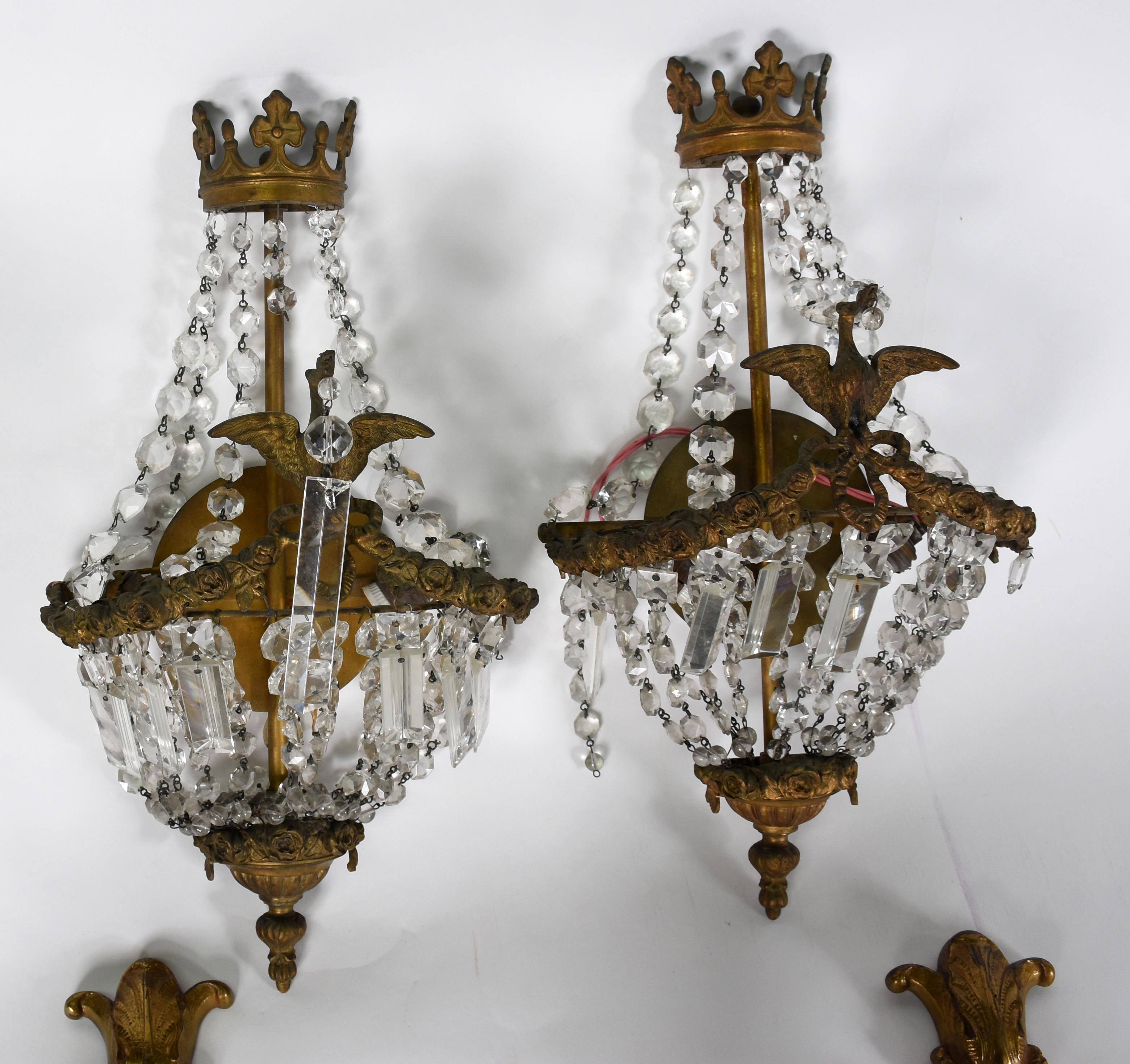 Dois pares de apliques de metal dourado , sendo um com contas de... - foto 2 de 3