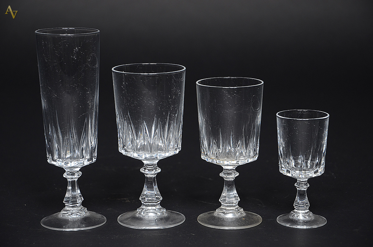 Serviço de demi cristal, sendo: 6 flutes para champagne, 6 para água...