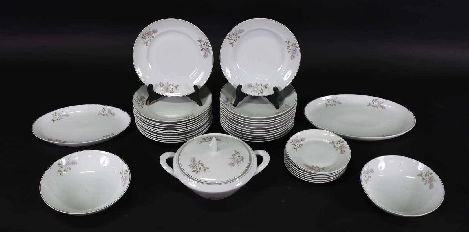 Aparelho de jantar porcelana Steatita , composto de 12 pratos rasos... - foto 2 de 3