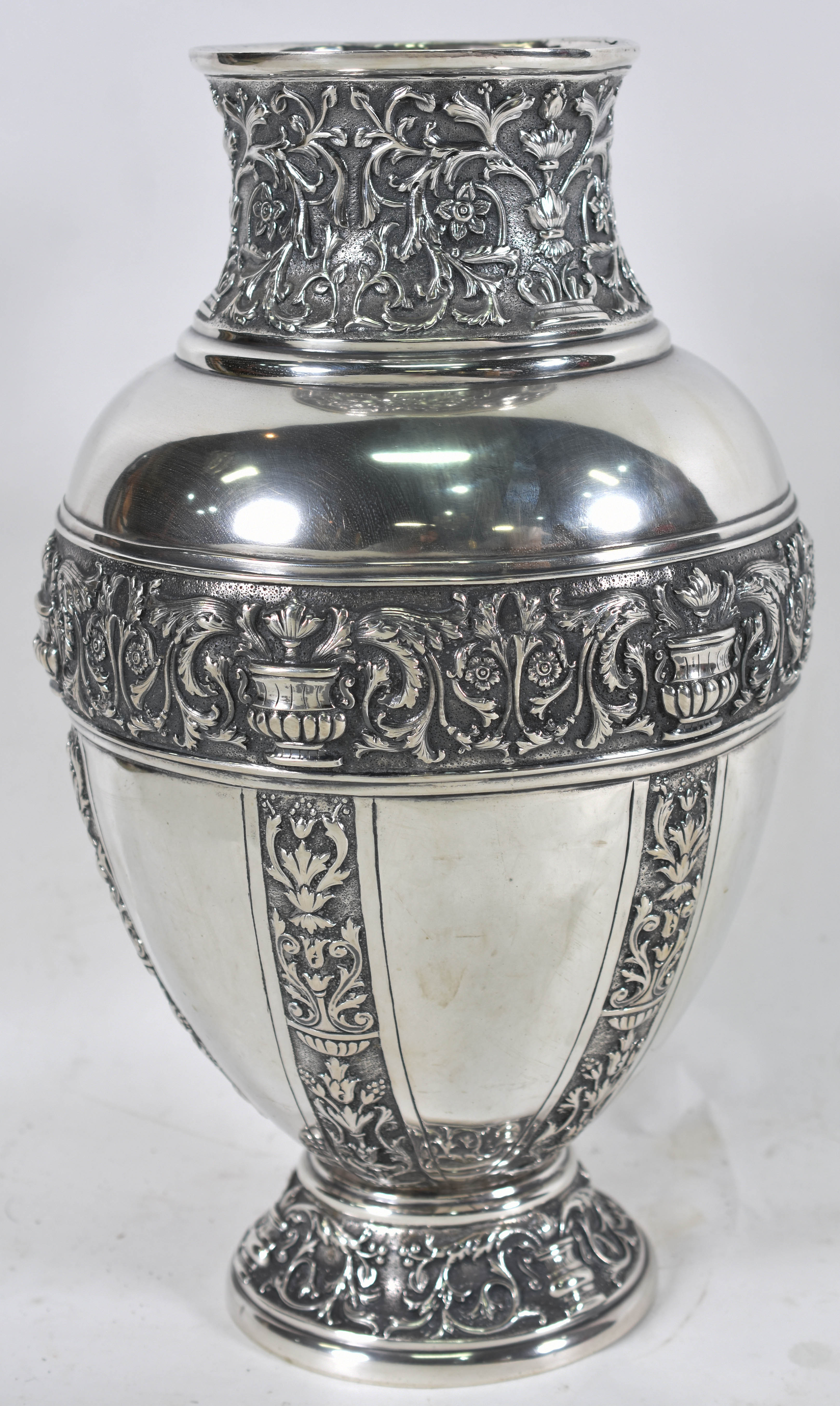 Vaso de prata Portuguesa contraste águia 833 mls, decorado com... - foto 1 de 4