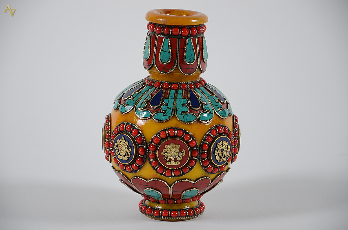 Vaso tibetano na cor âmbar com aplicações de pedras coloridas. Altura... - foto 2 de 2