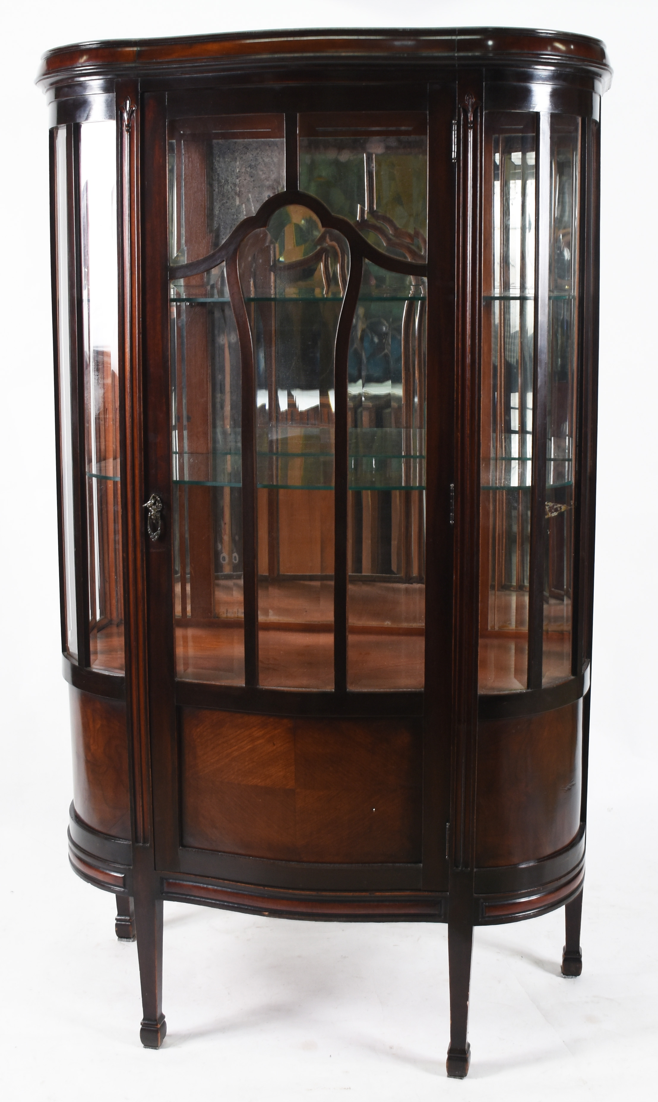 Vitrine de madeira nobre feitio bombé, porta e laterais de vidro... - foto 2 de 4