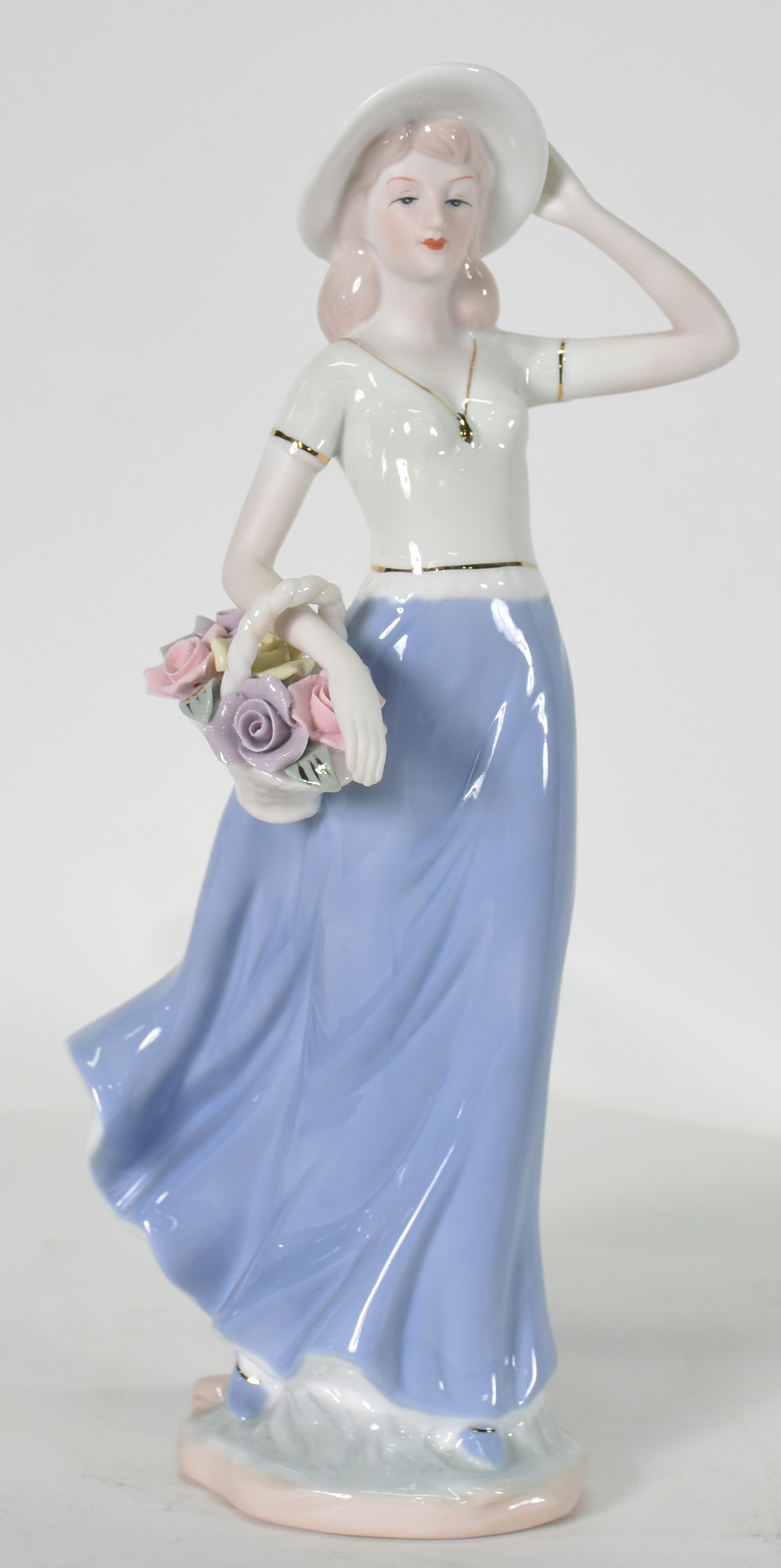 Escultura de porcelana representando mulher com cesto. - foto 2 de 4