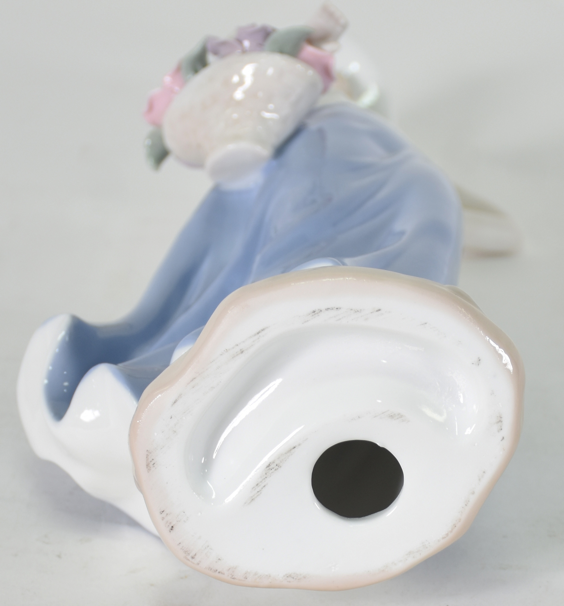 Escultura de porcelana representando mulher com cesto. - foto 4 de 4