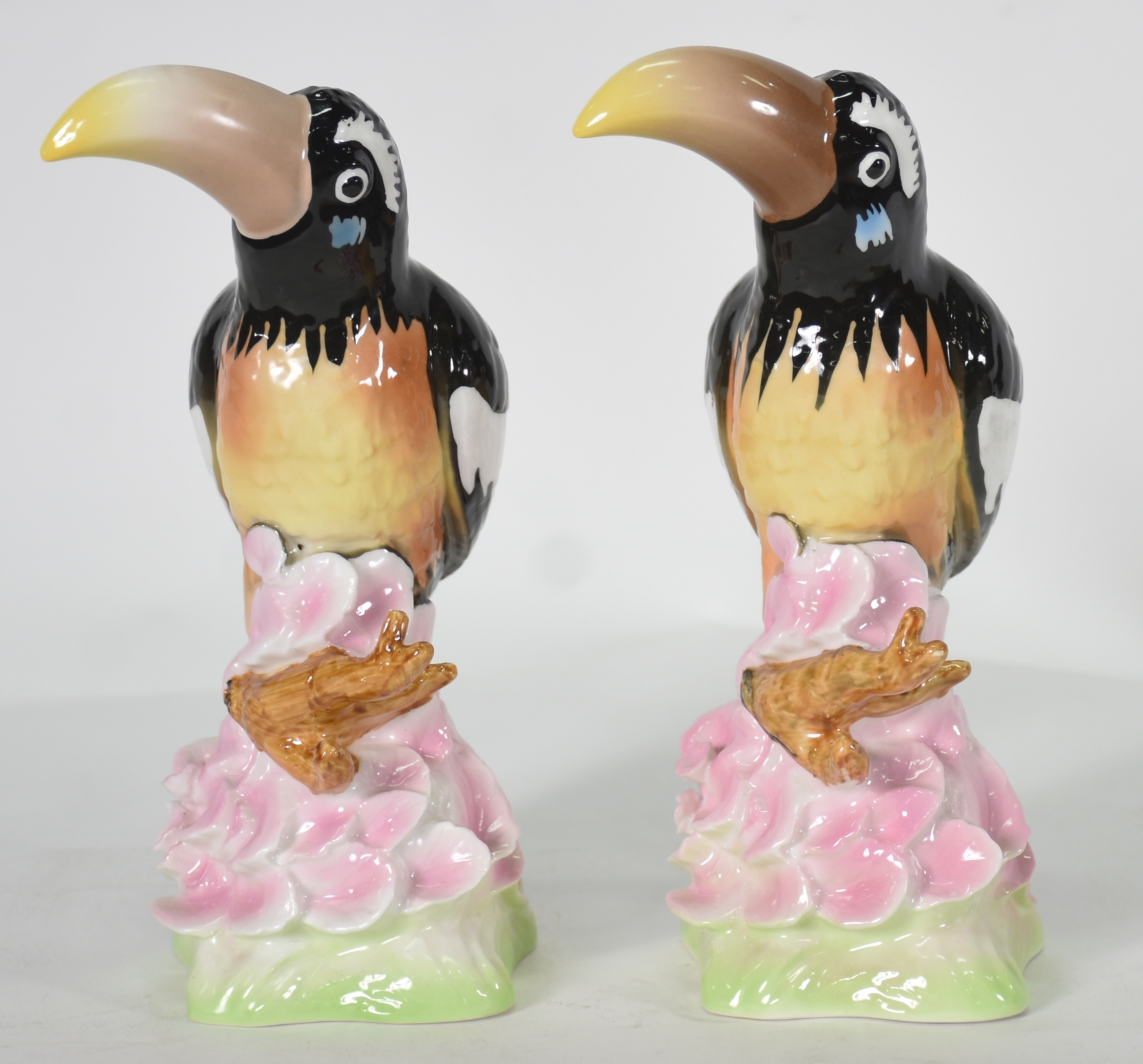 Dois tucanos de porcelana policromada. - foto 1 de 4