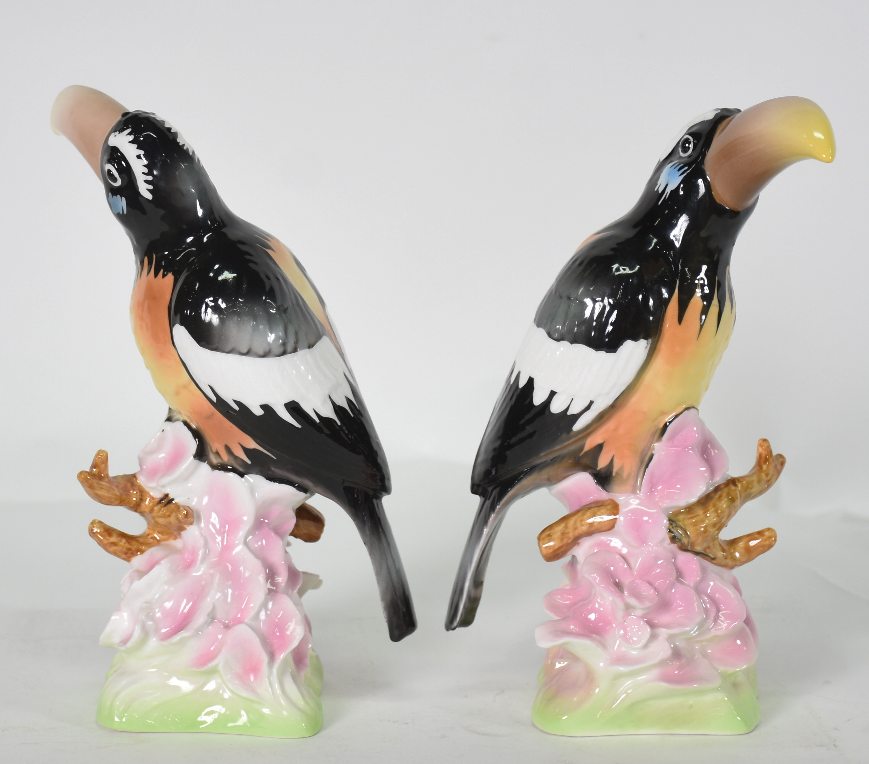 Dois tucanos de porcelana policromada. - foto 2 de 4