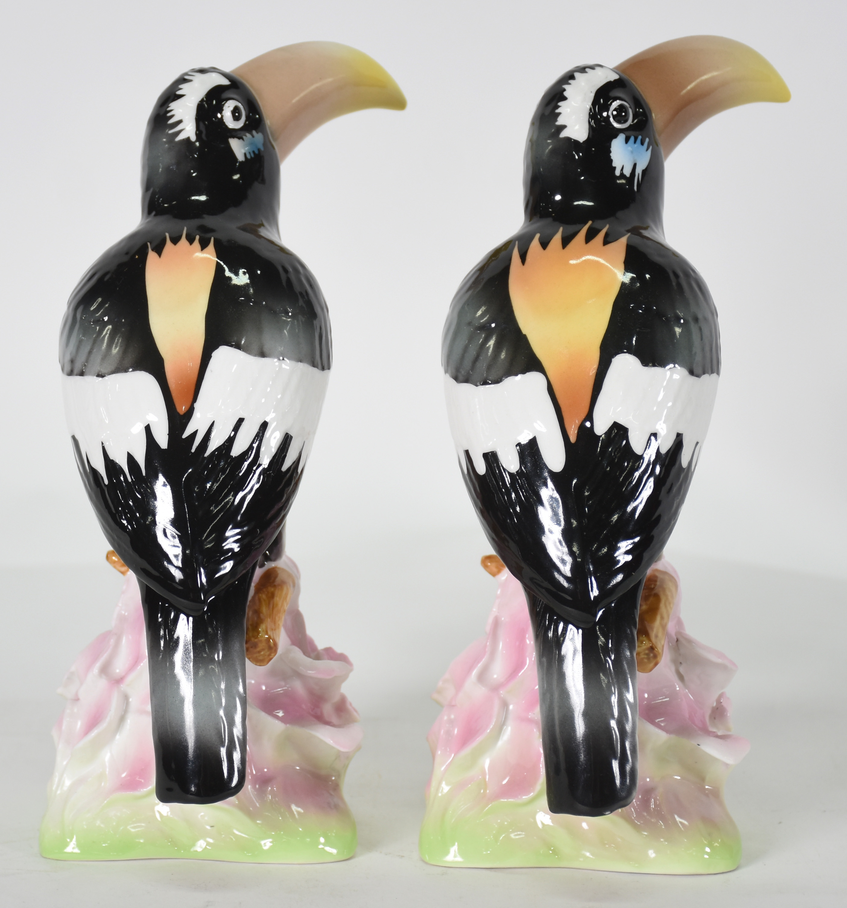 Dois tucanos de porcelana policromada. - foto 3 de 4