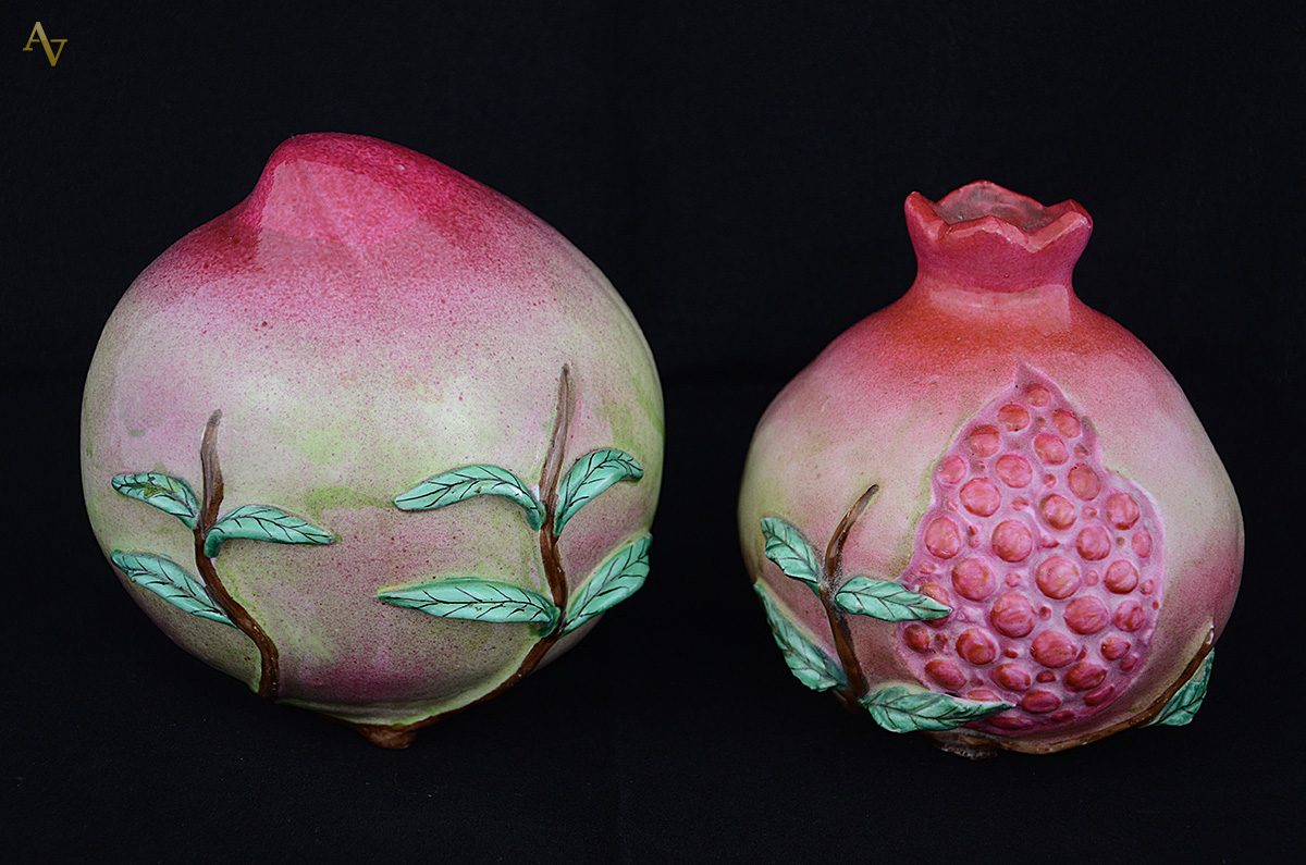 Duas peças de faiança porcelanizada em forma de frutas. Altura 15 cm... - foto 1 de 2