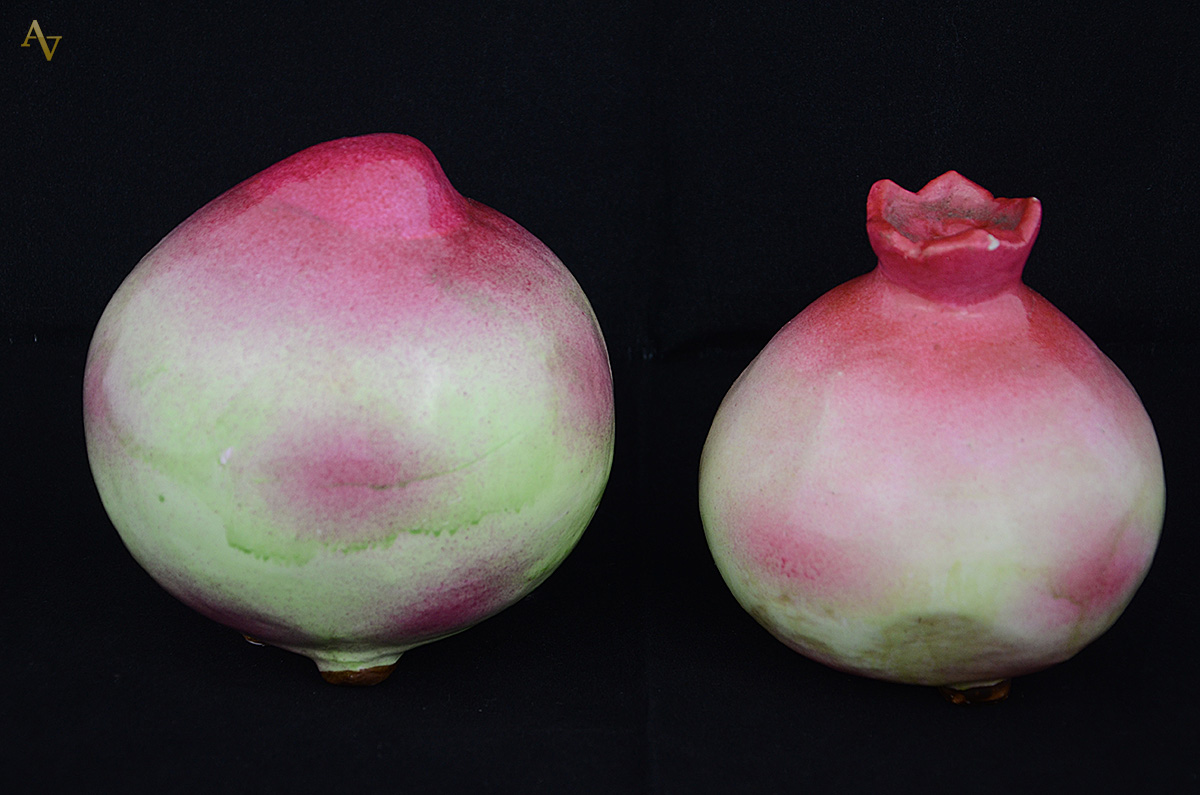 Duas peças de faiança porcelanizada em forma de frutas. Altura 15 cm... - foto 2 de 2
