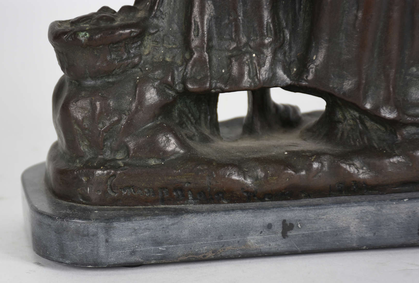 Escultura de bronze representando " frei com figura feminina"... - foto 3 de 4