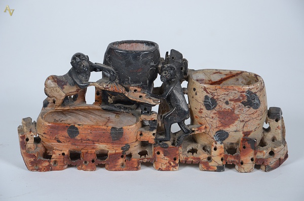 Grupo escultórico oriental de pedra dura. Medidas 25 x 5 cm e altura... - foto 1 de 2