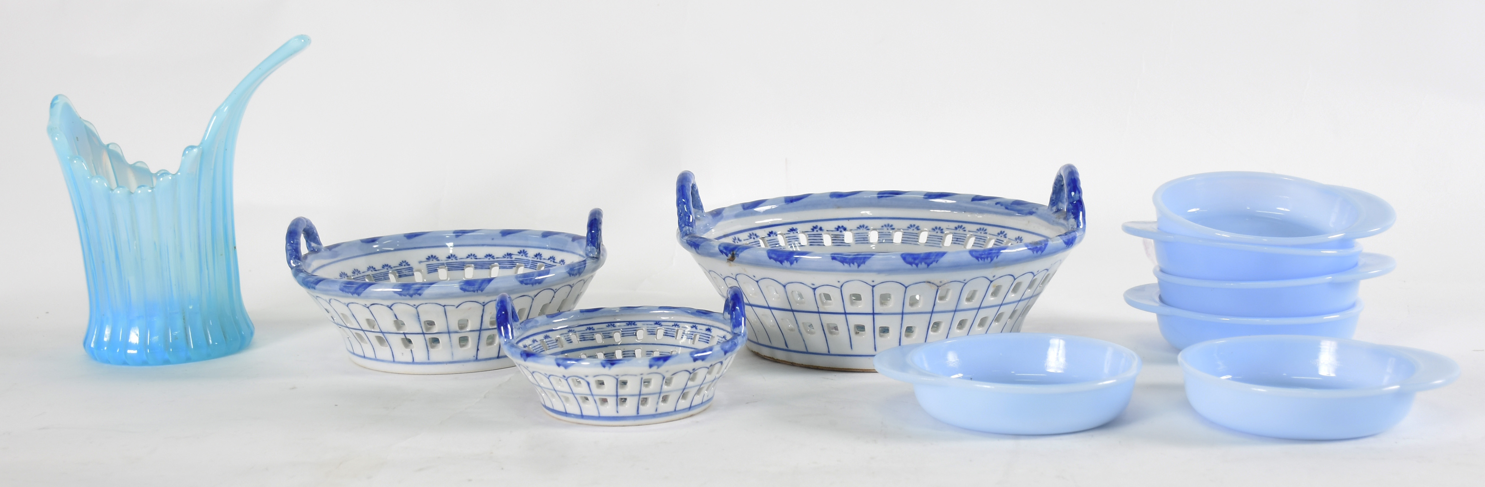 Três cestas de porcelana oriental com 6 bowls de opalina azul e bowl... - foto 2 de 4