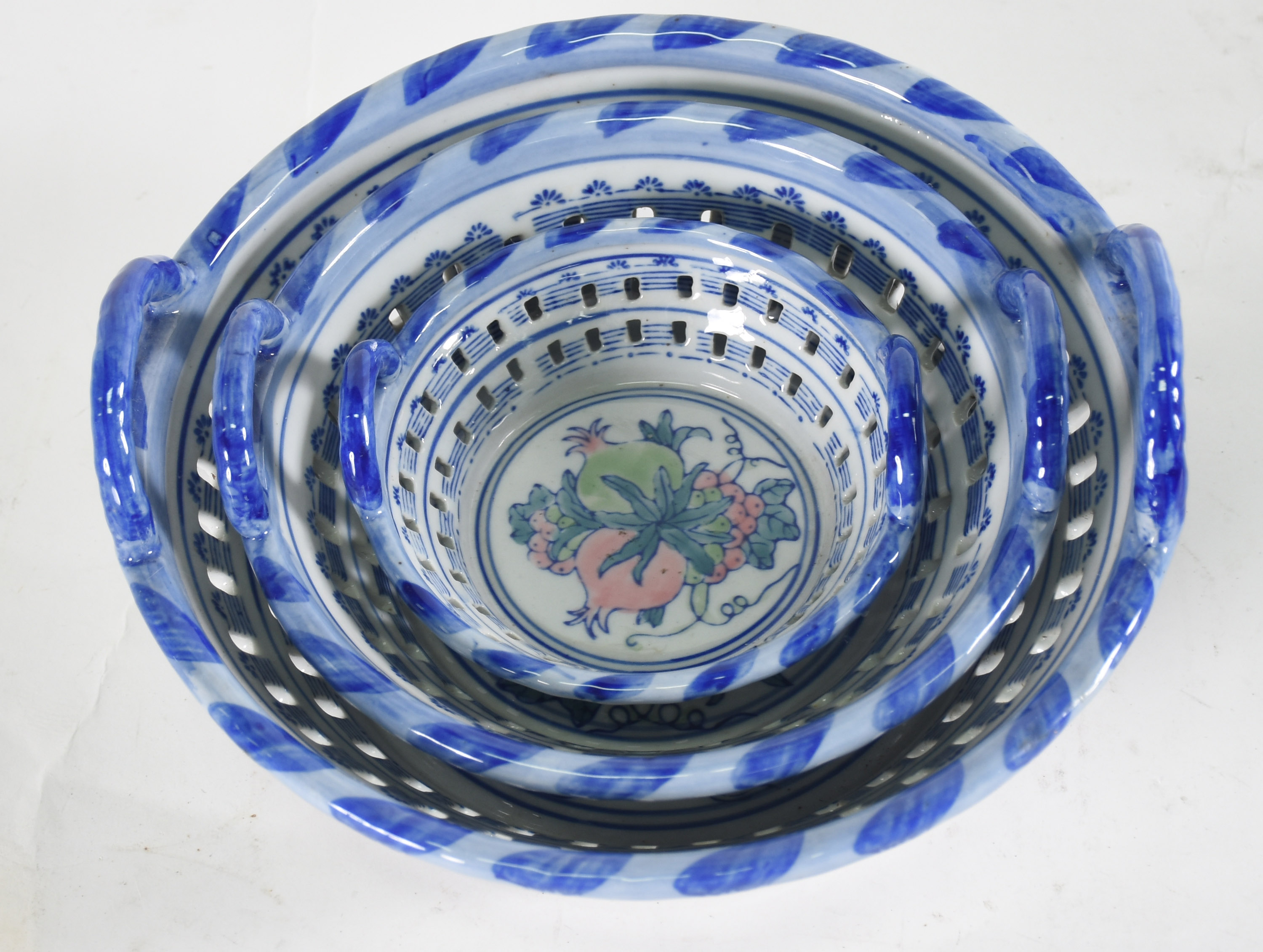 Três cestas de porcelana oriental com 6 bowls de opalina azul e bowl... - foto 3 de 4