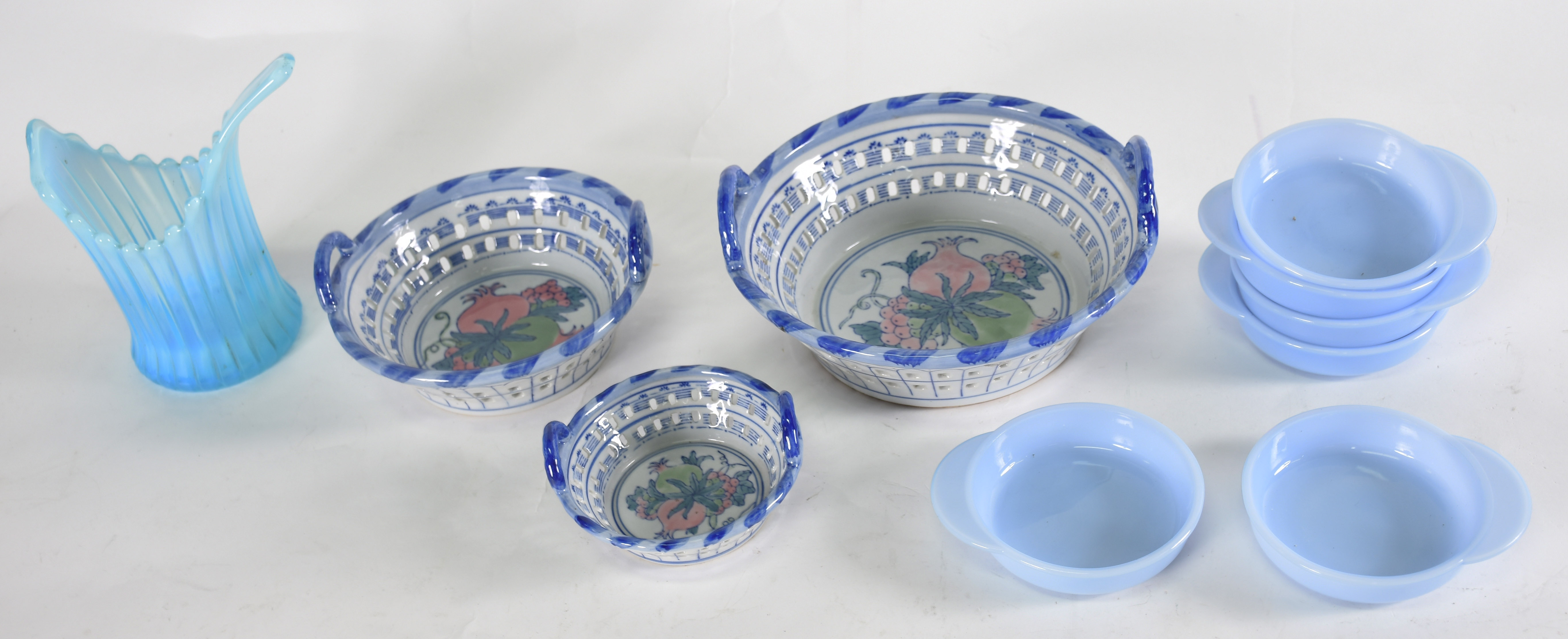 Três cestas de porcelana oriental com 6 bowls de opalina azul e bowl... - foto 1 de 4