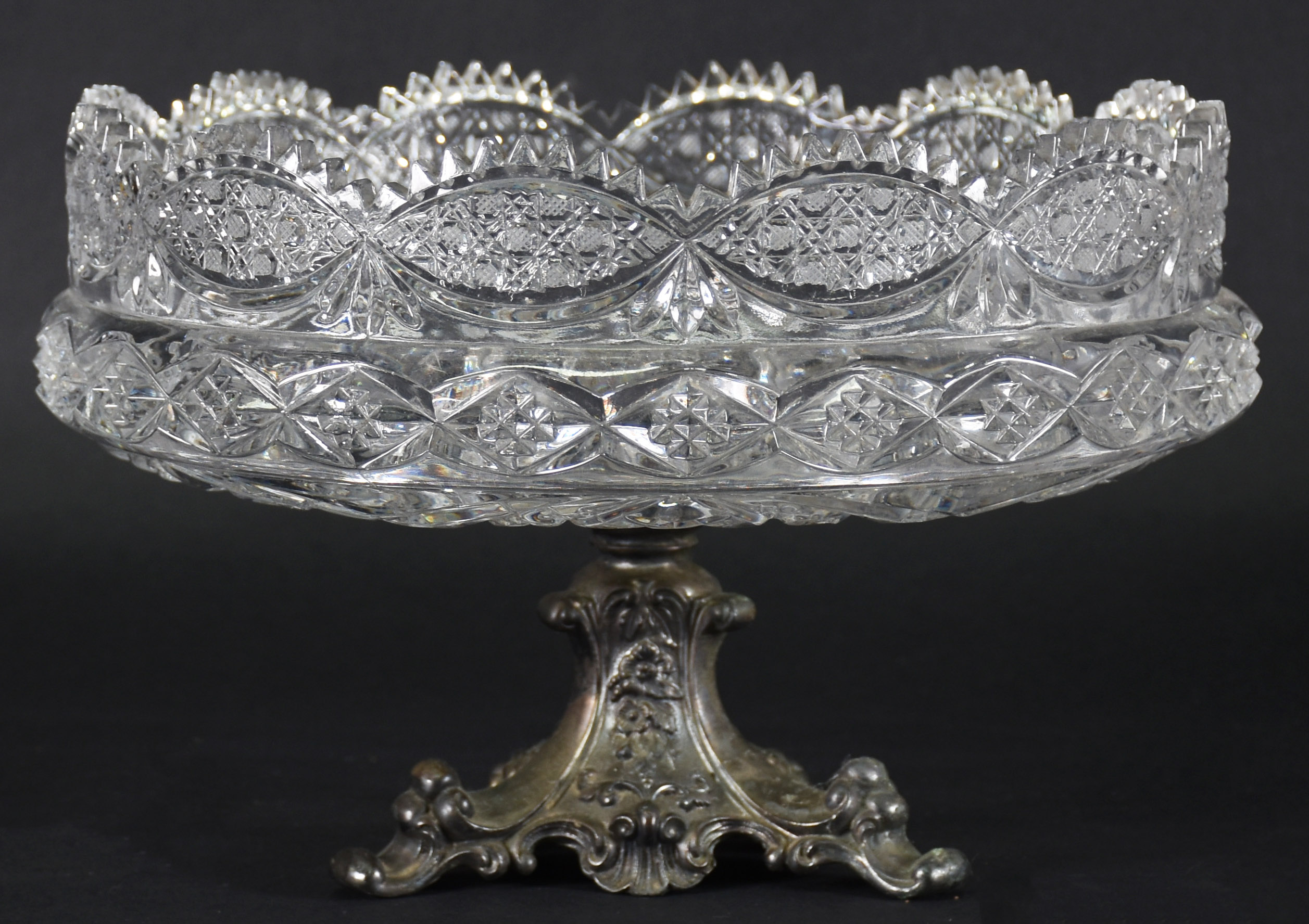 Fruteira de cristal lapidado com base de metal. - foto 1 de 2