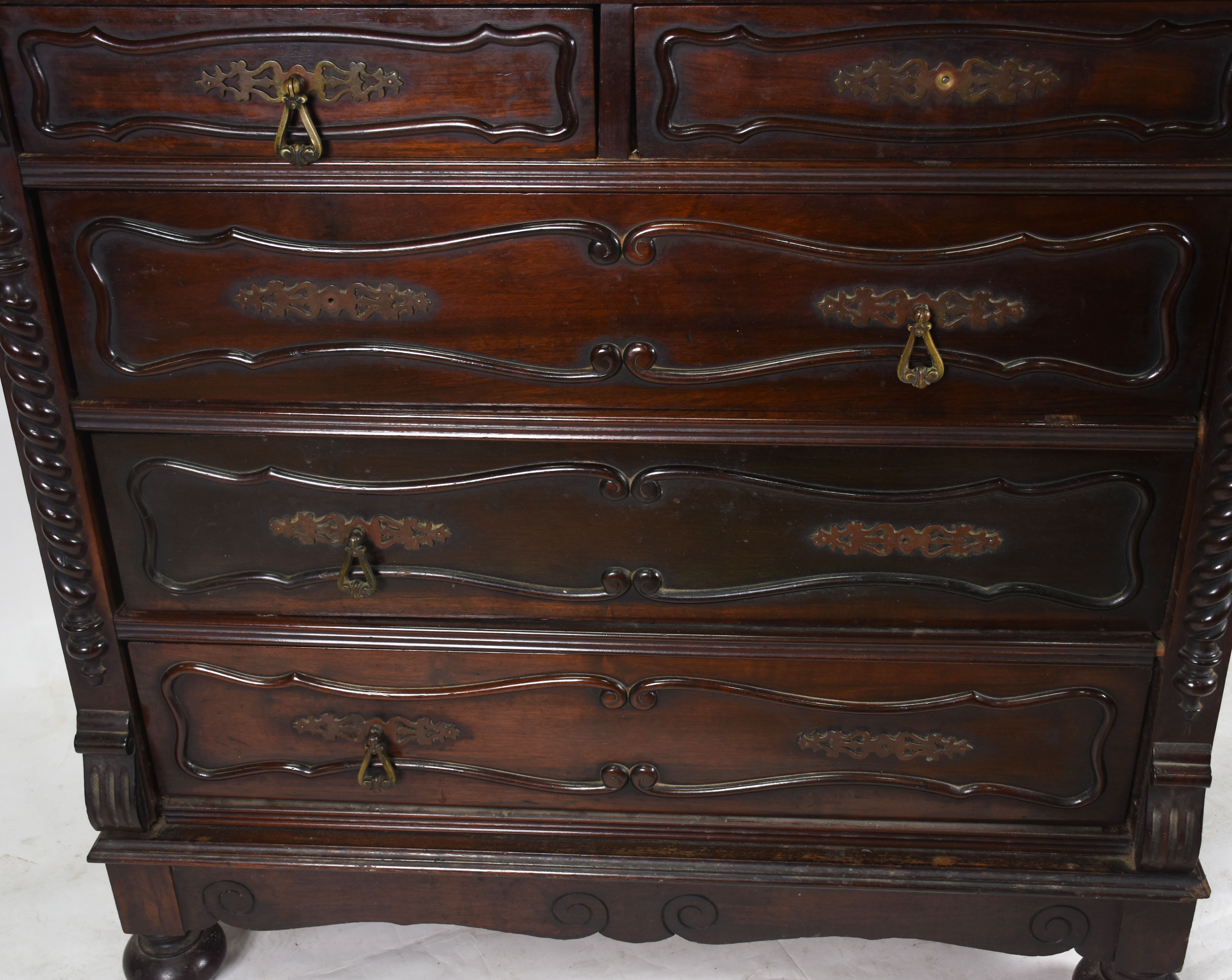 Cômoda com 5 gavetas de madeira nobre, quinas frontais com... - foto 3 de 6