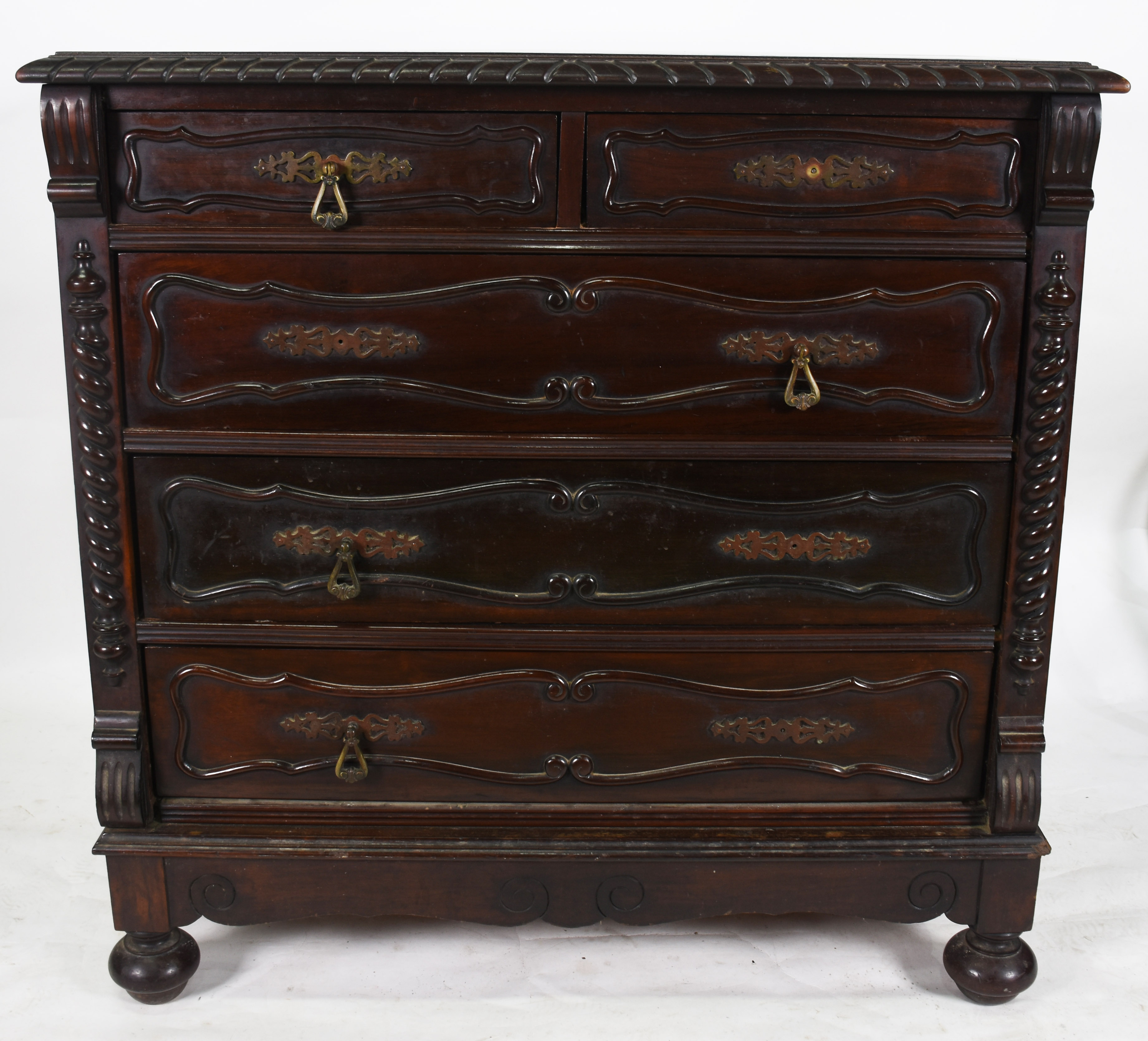 Cômoda com 5 gavetas de madeira nobre, quinas frontais com... - foto 2 de 6