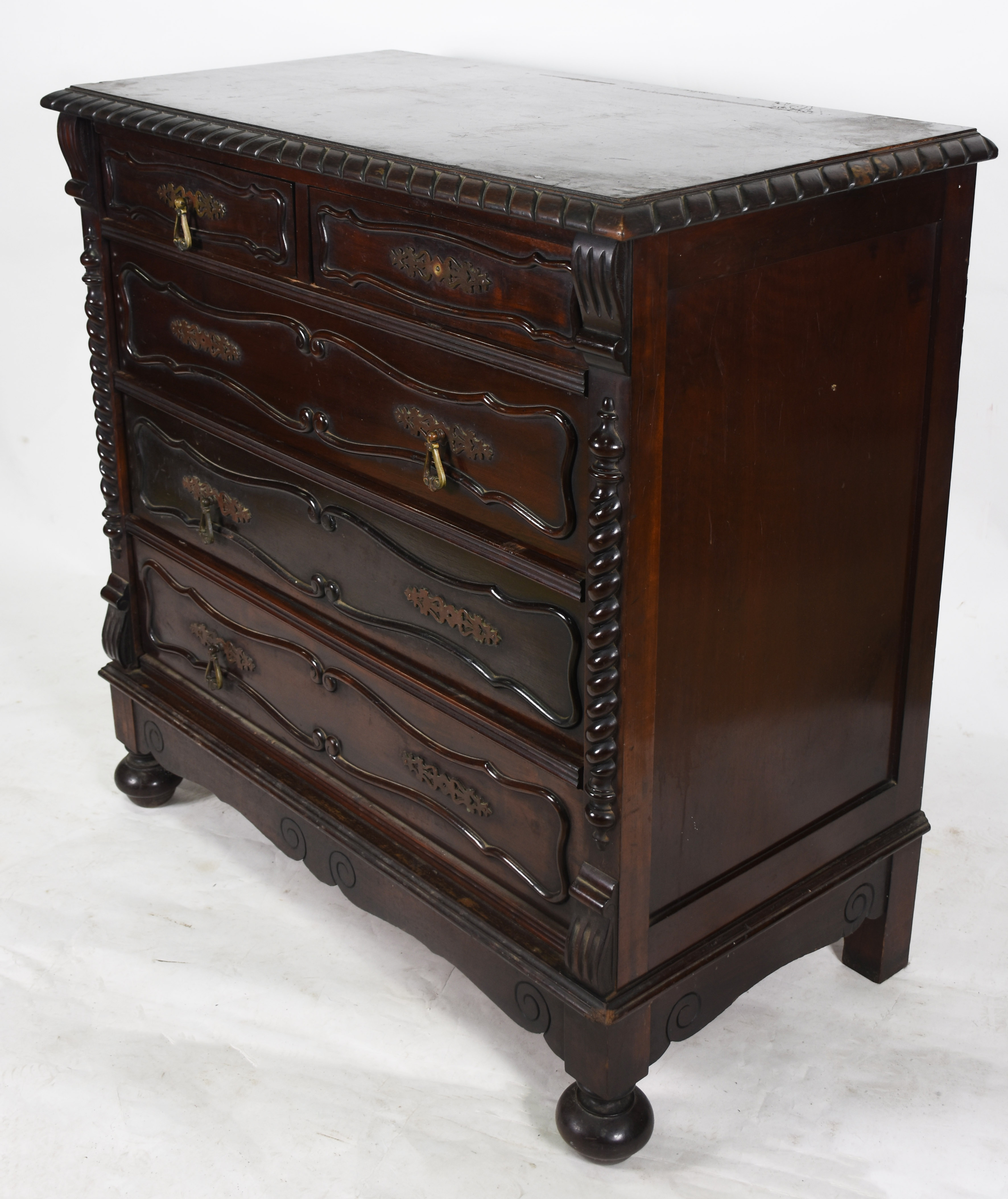Cômoda com 5 gavetas de madeira nobre, quinas frontais com... - foto 1 de 6