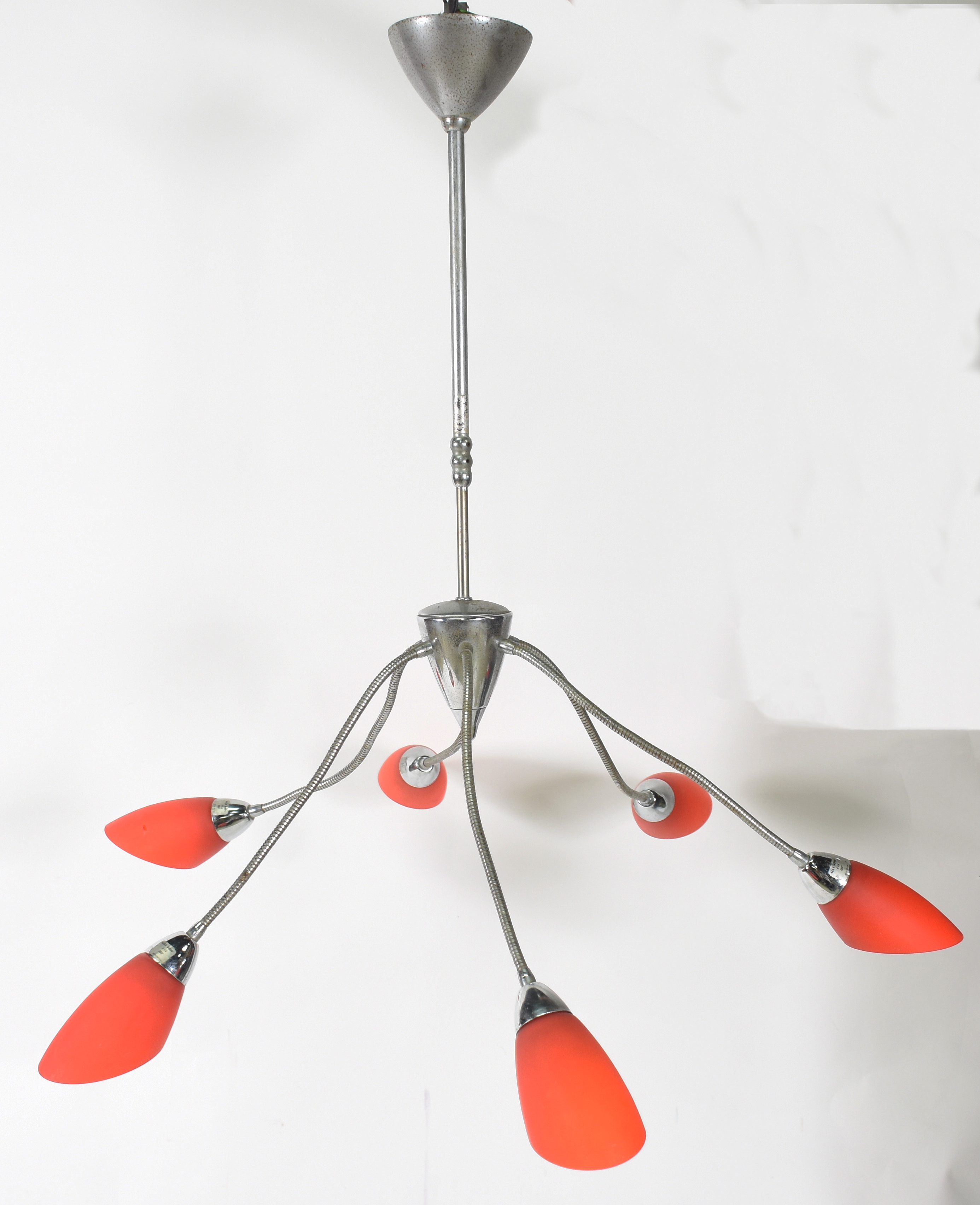 Lustre anos 50 de metal com 5 braços com mangas vermelhas . - foto 1 de 3