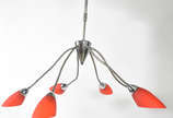 Lustre anos 50 de metal com 5 braços com mangas... - Lustre anos 50 de metal com 5 braços com mangas vermelhas .