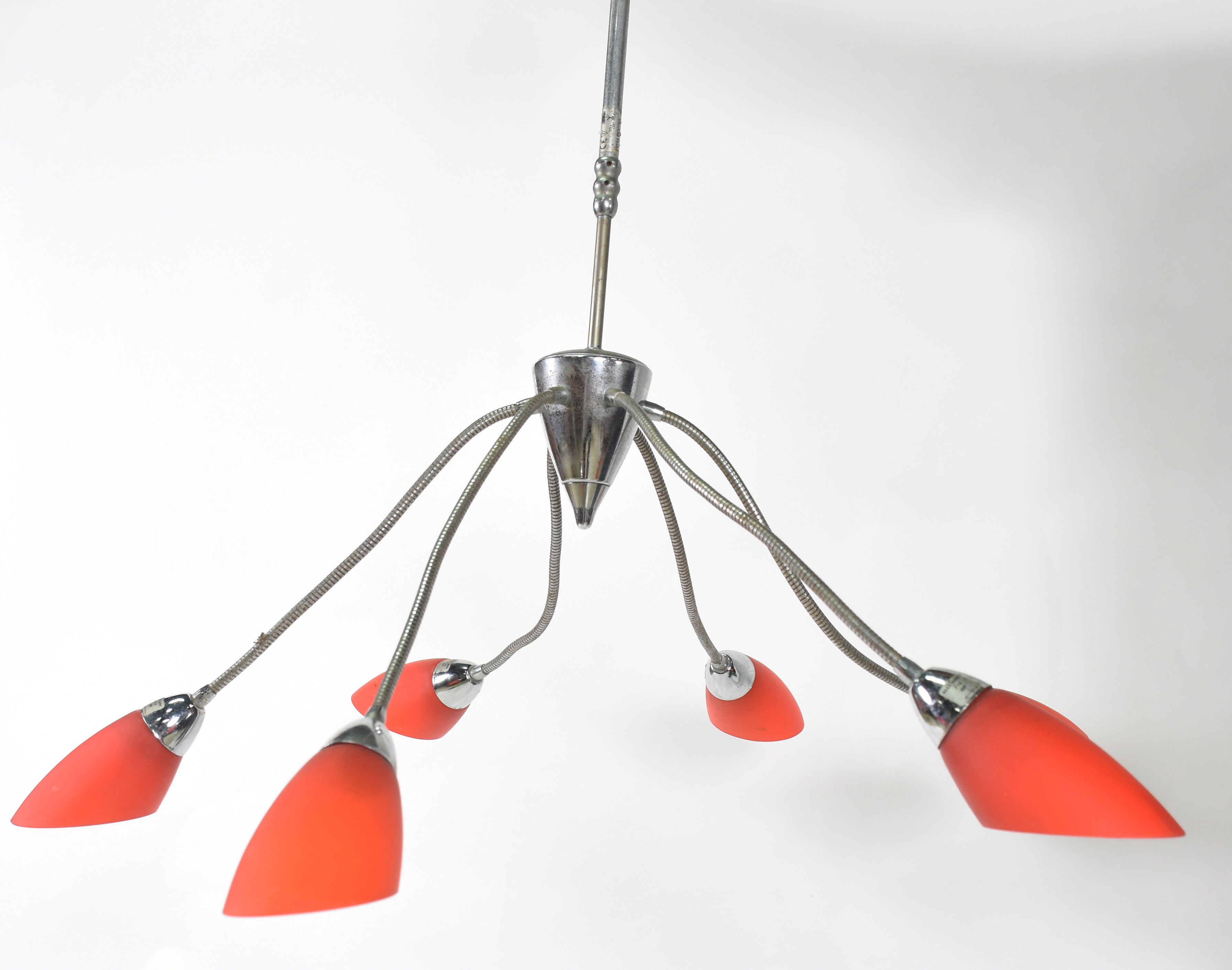Lustre anos 50 de metal com 5 braços com mangas vermelhas . - foto 2 de 3