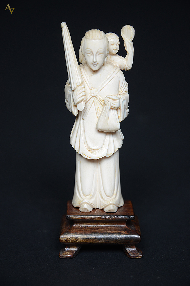 Escultura de marfim representando mulher com criança. Altura total 15... - foto 1 de 3