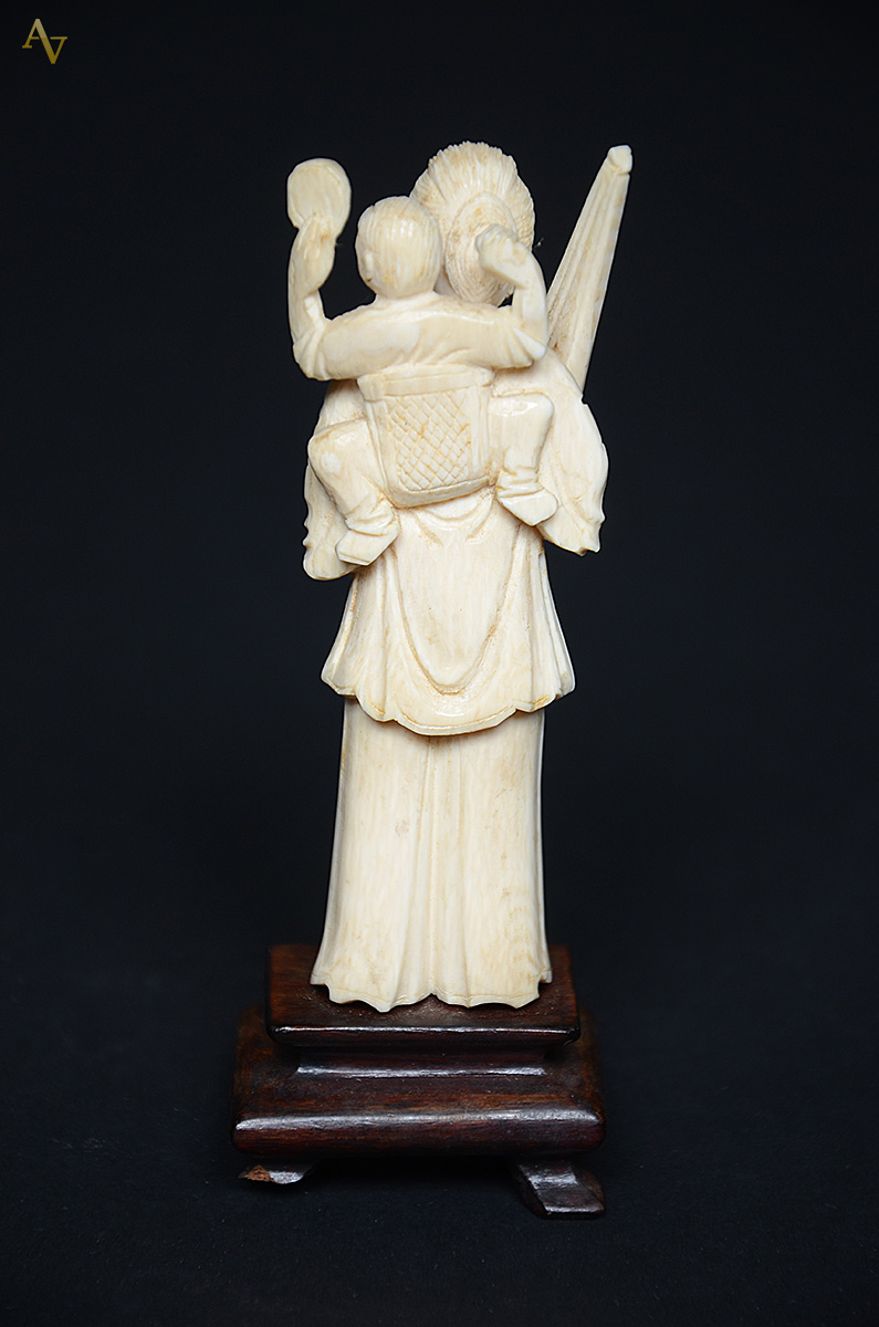 Escultura de marfim representando mulher com criança. Altura total 15... - foto 2 de 3