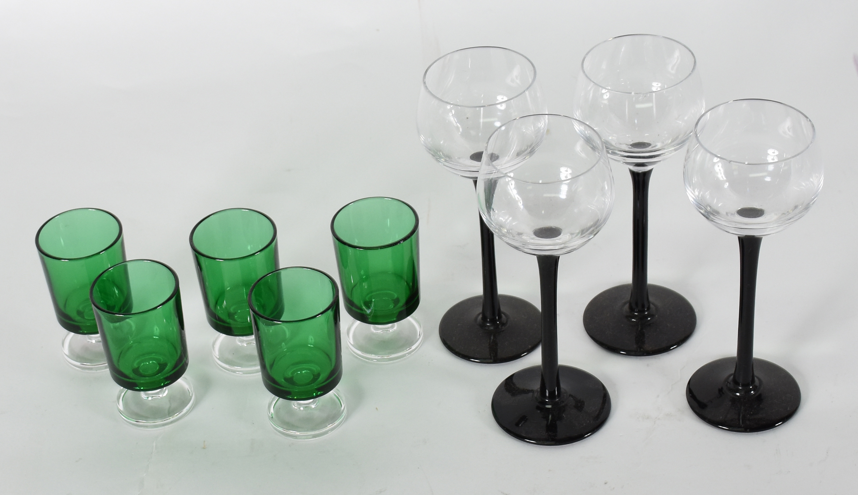 Quatro cálices com pé preto e 5 na cor verde para licor . - foto 1 de 3