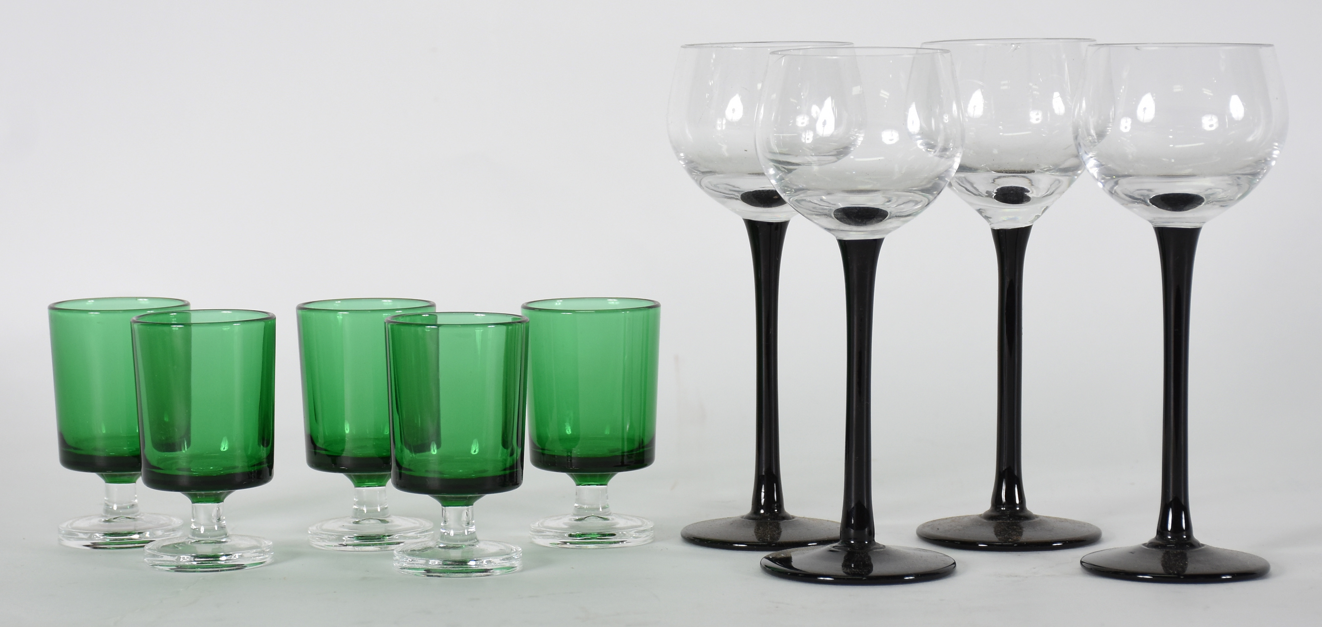 Quatro cálices com pé preto e 5 na cor verde para licor . - foto 2 de 3