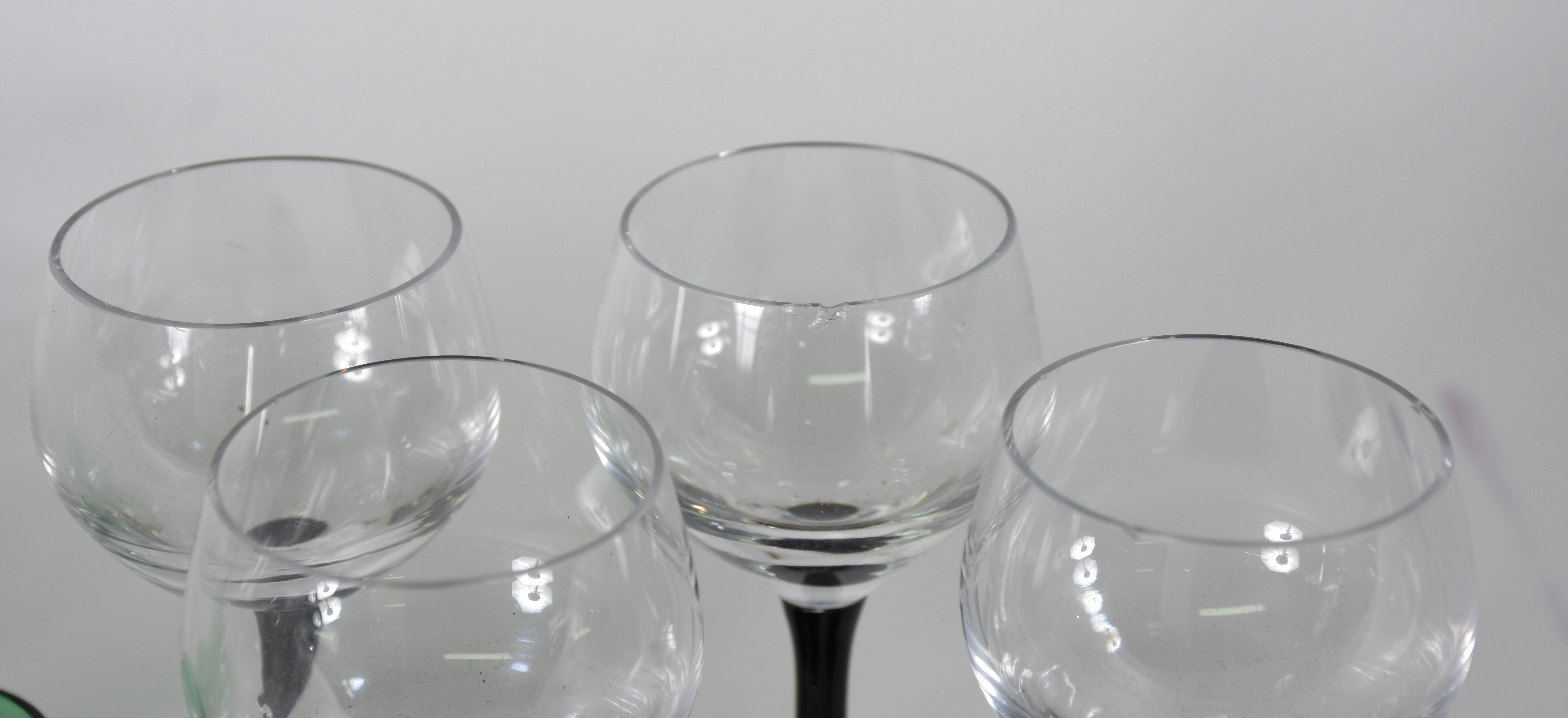 Quatro cálices com pé preto e 5 na cor verde para licor . - foto 3 de 3