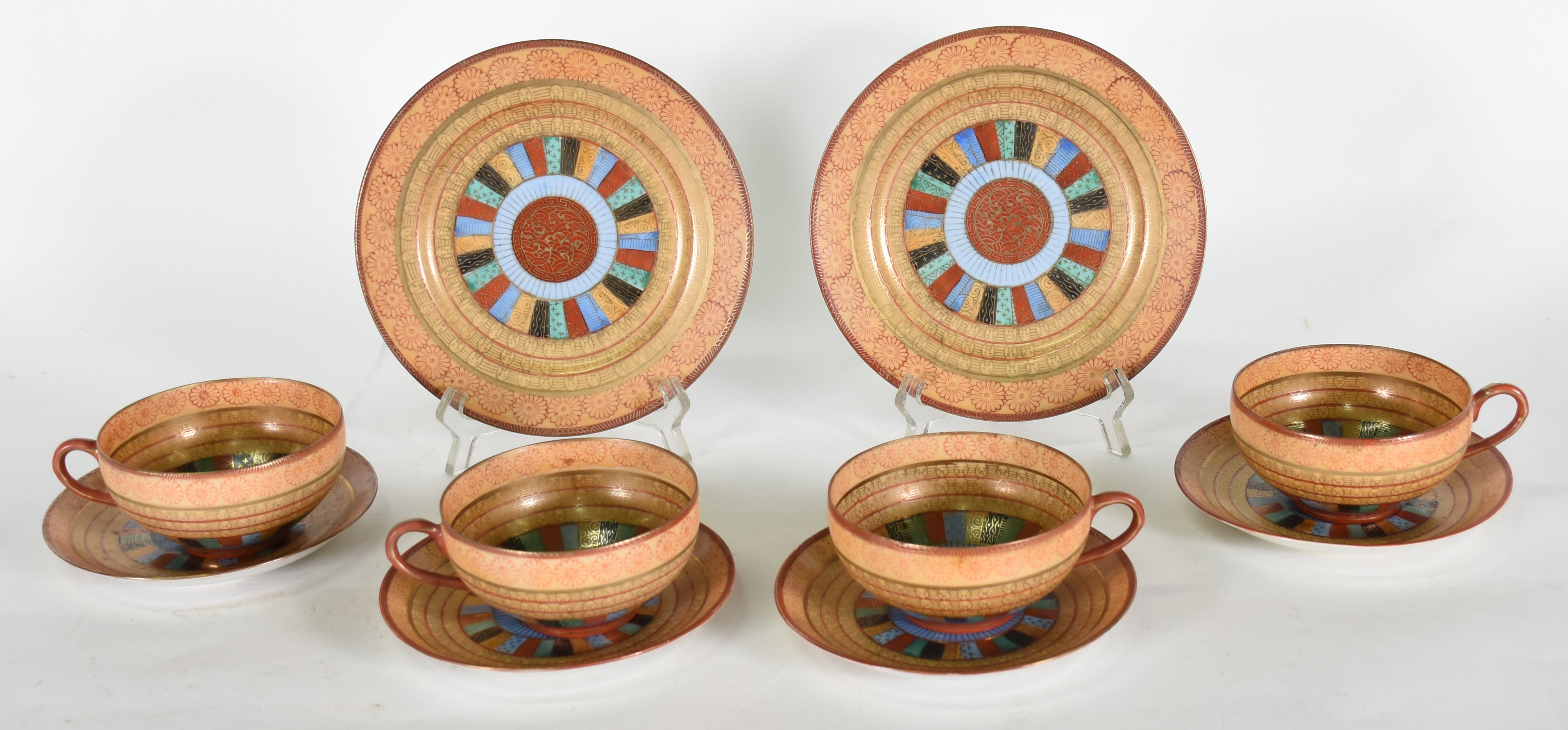 Quatro xícaras de porcelana oriental com pires e 2 pratos de... - foto 1 de 3