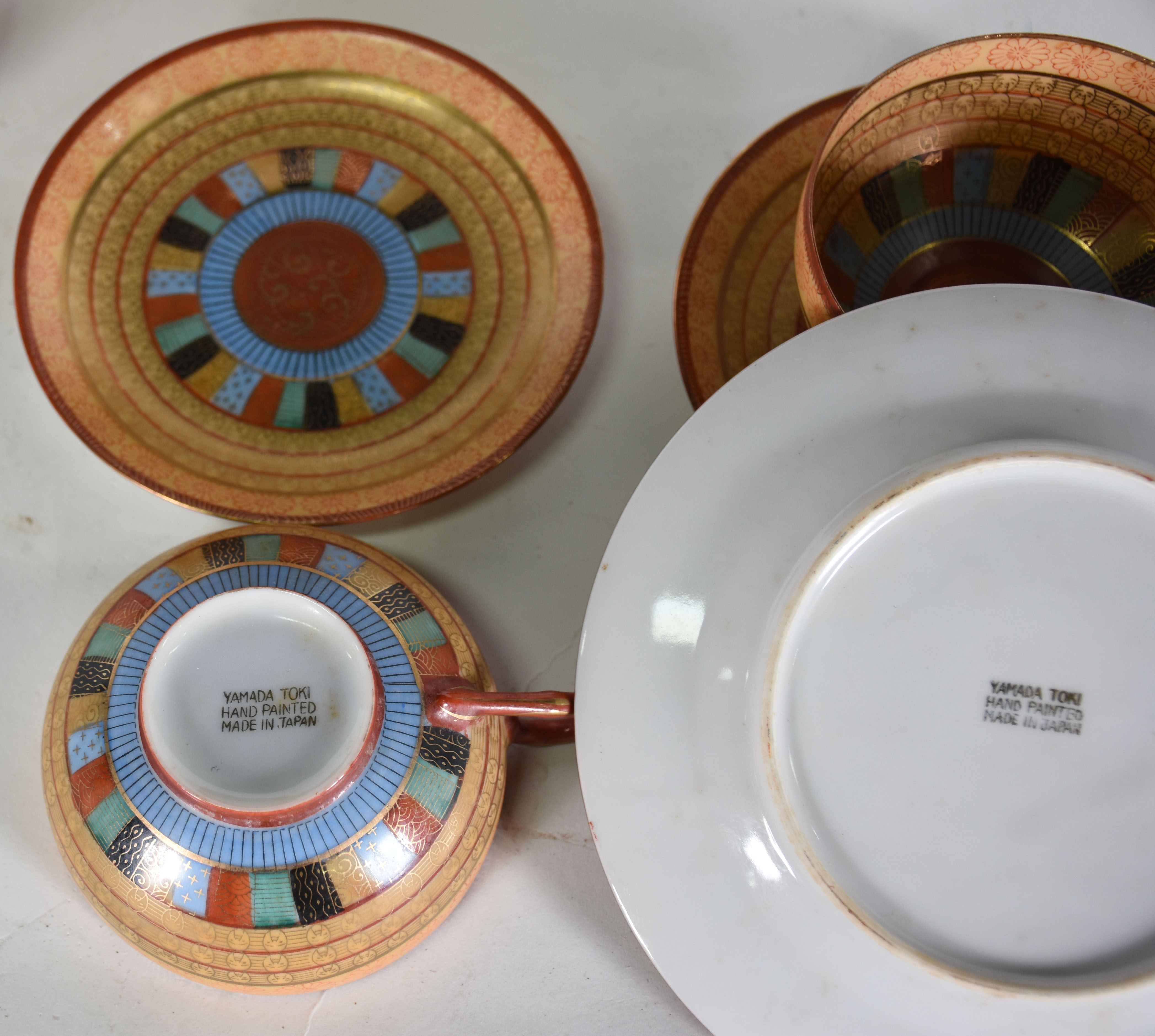 Quatro xícaras de porcelana oriental com pires e 2 pratos de... - foto 2 de 3