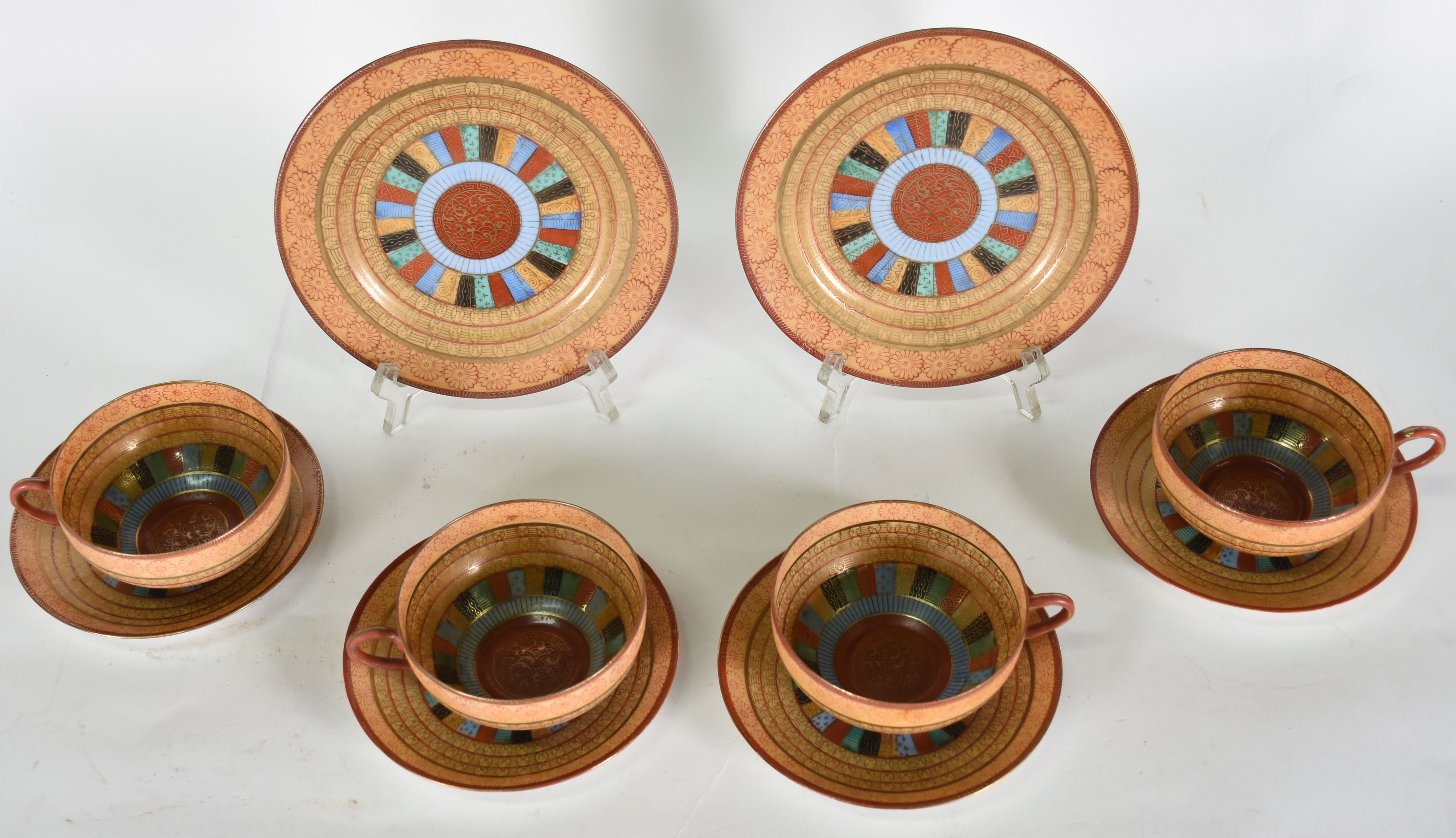 Quatro xícaras de porcelana oriental com pires e 2 pratos de... - foto 3 de 3