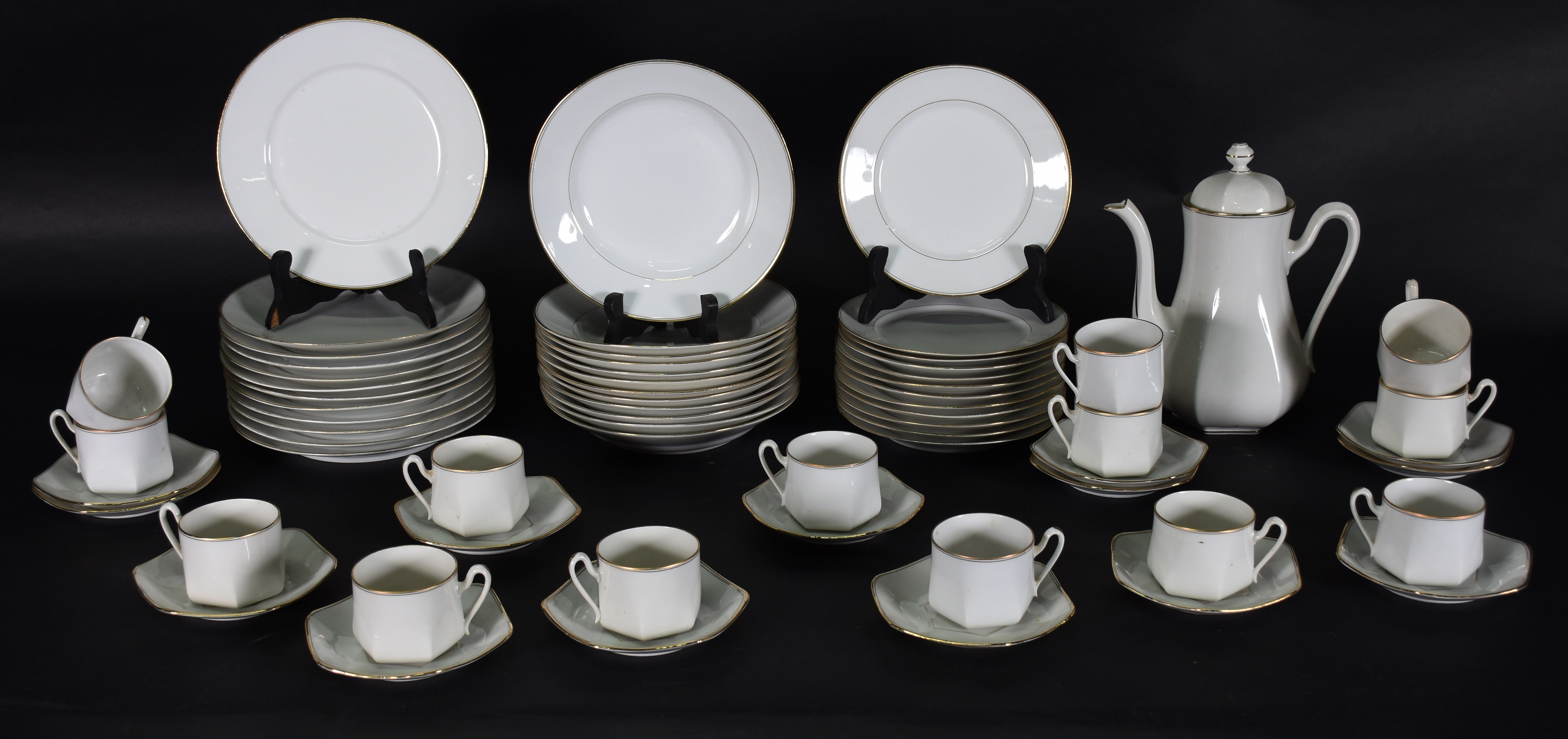 Aparelho Limoges , branco com friso dourado sendo, 12 pratos rasos... - foto 1 de 5