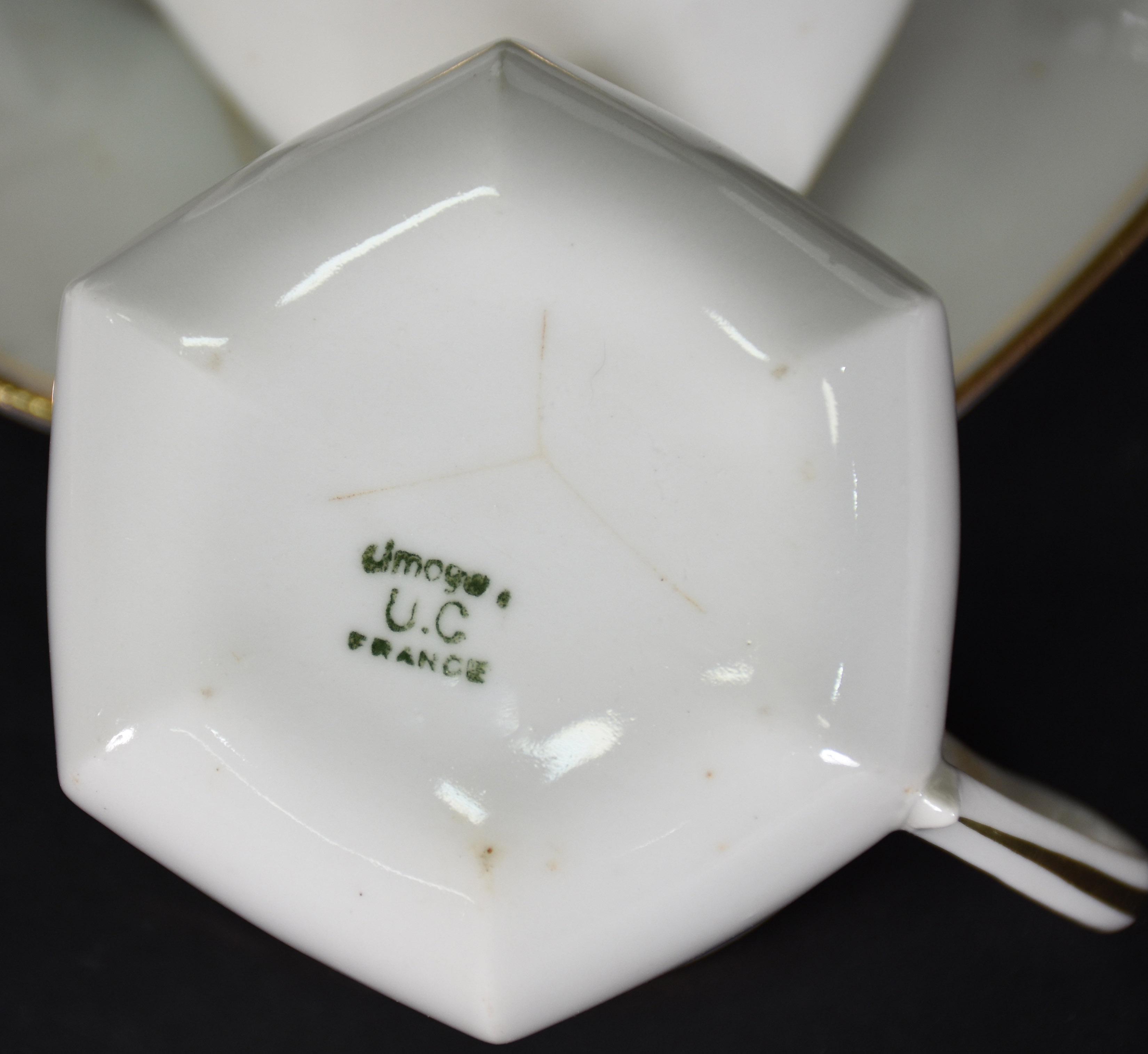 Aparelho Limoges , branco com friso dourado sendo, 12 pratos rasos... - foto 4 de 5