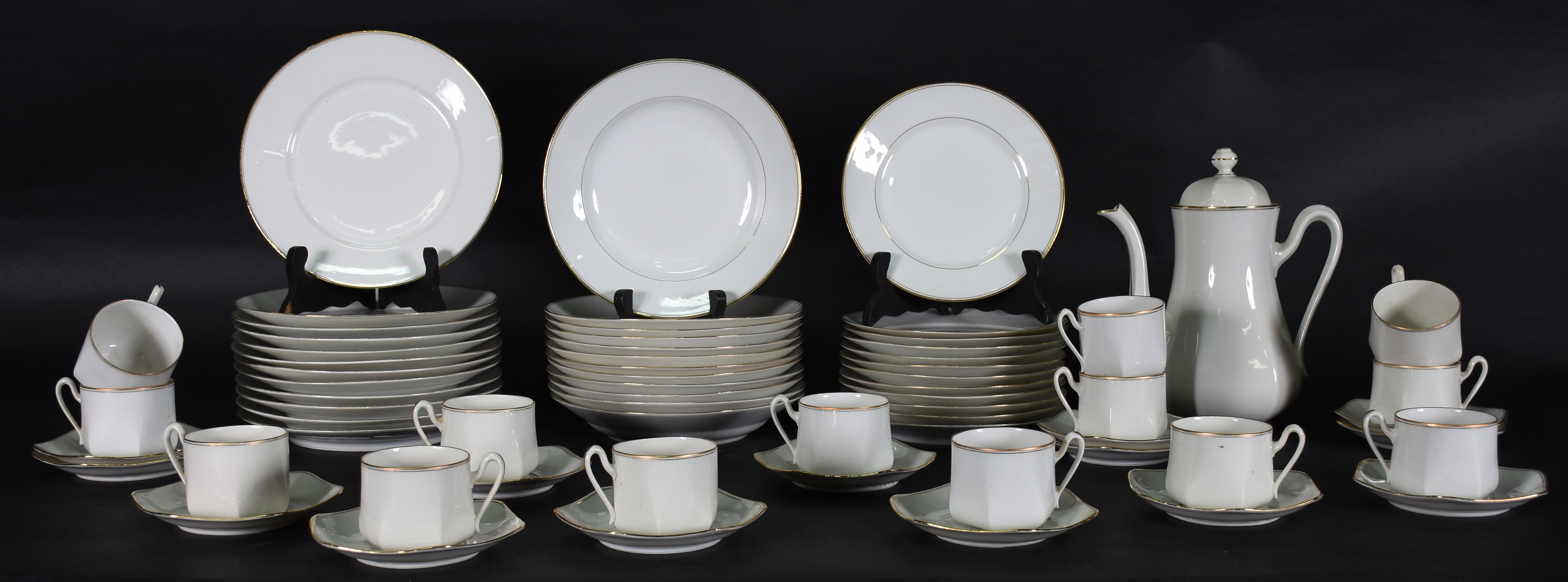 Aparelho Limoges , branco com friso dourado sendo, 12 pratos rasos... - foto 2 de 5