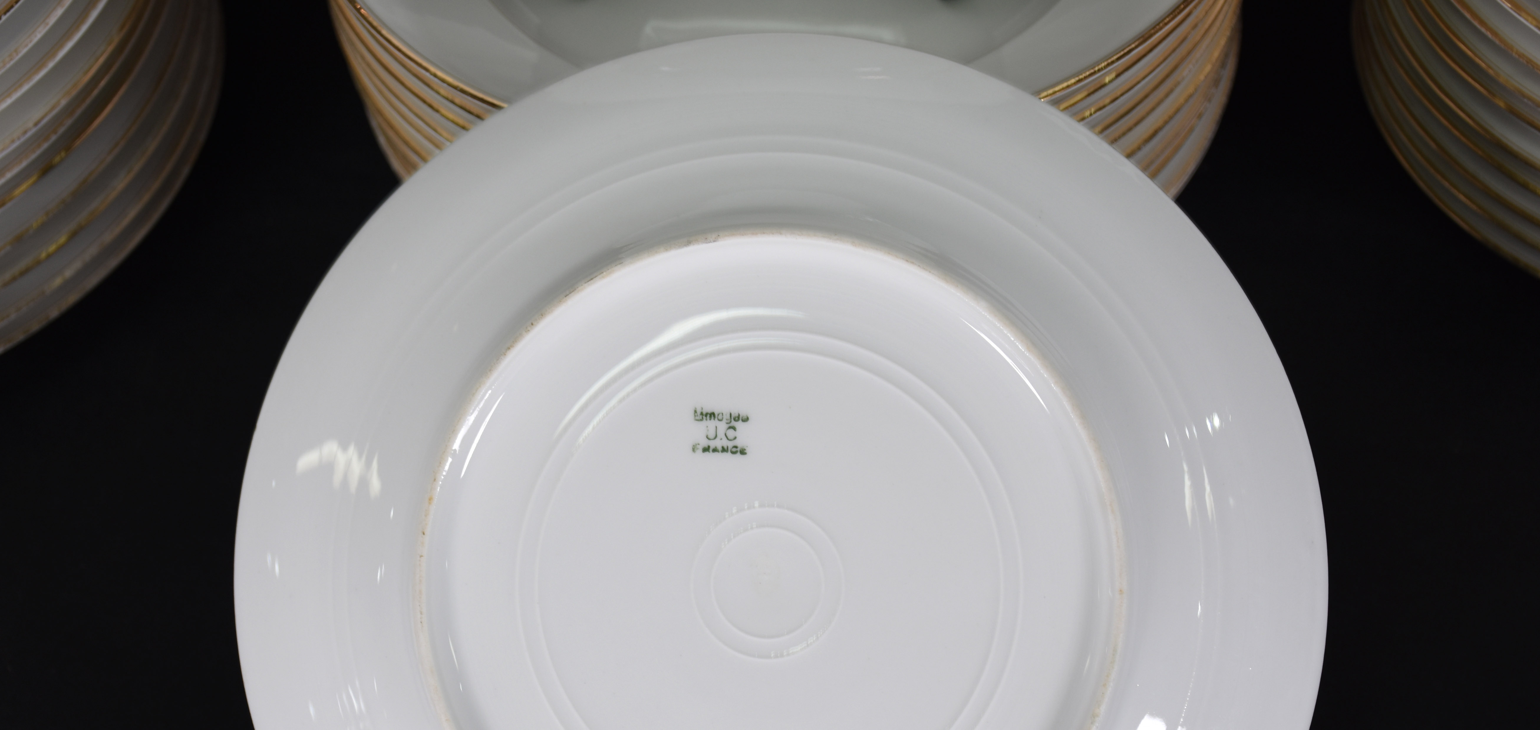 Aparelho Limoges , branco com friso dourado sendo, 12 pratos rasos... - foto 5 de 5