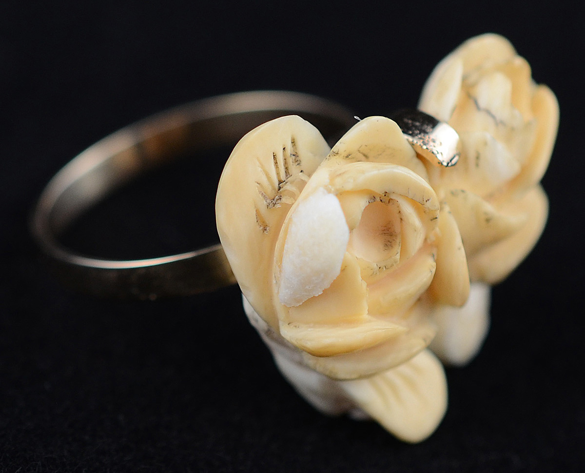Anel com flores de coral da Itália e aro em ouro 18 k. Peso total 4,2... - foto 1 de 2