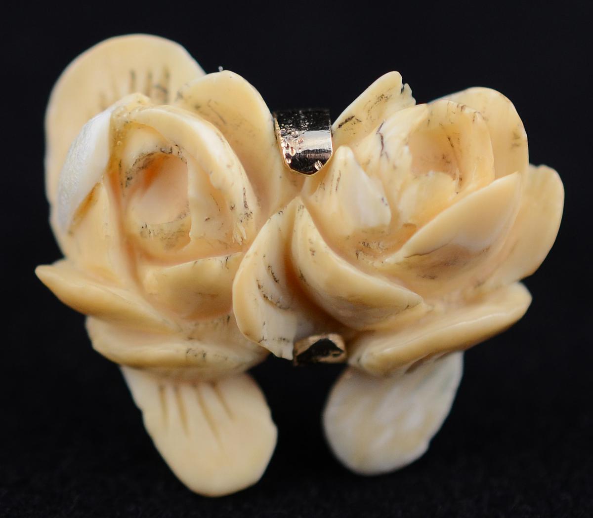 Anel com flores de coral da Itália e aro em ouro 18 k. Peso total 4,2... - foto 2 de 2