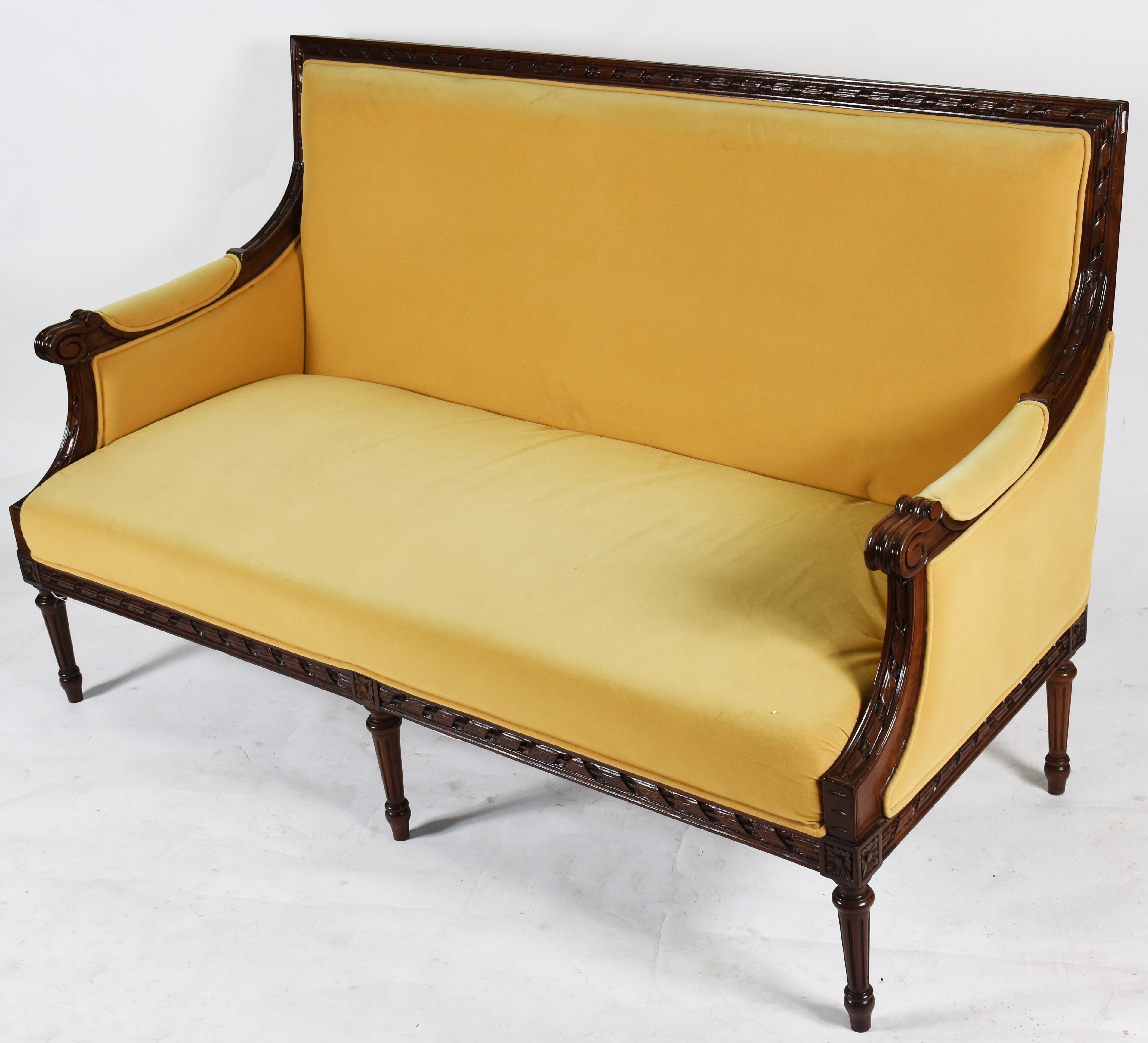 Conjunto de sofá e par de poltronas de madeira nobre, pernas... - foto 2 de 7