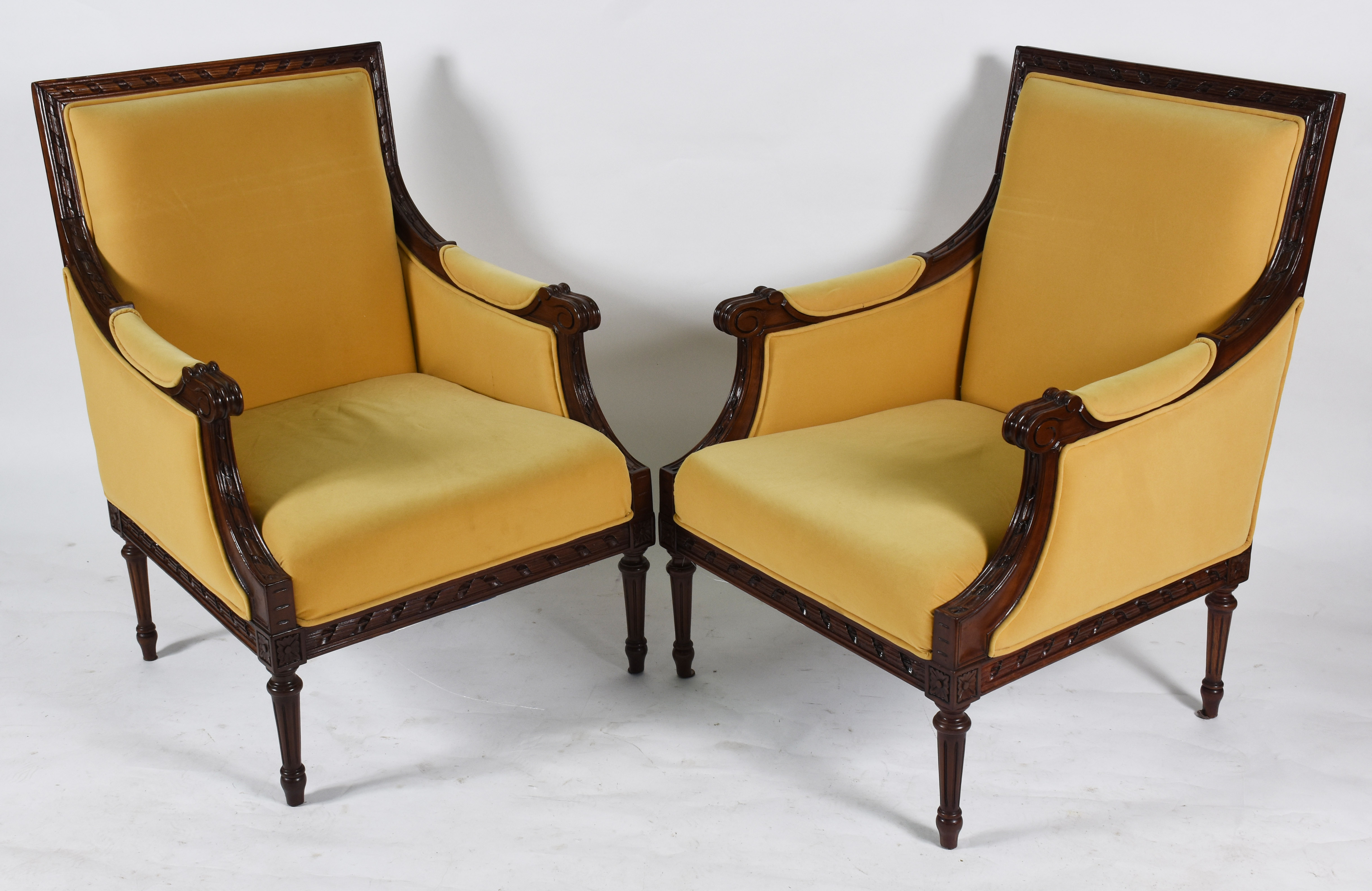 Conjunto de sofá e par de poltronas de madeira nobre, pernas... - foto 3 de 7