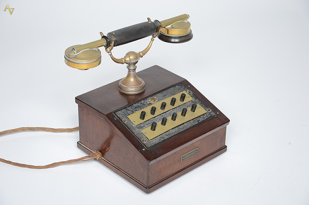 Antigo telefone com caixa de madeira e metal. Altura 22 cm. - foto 1 de 2